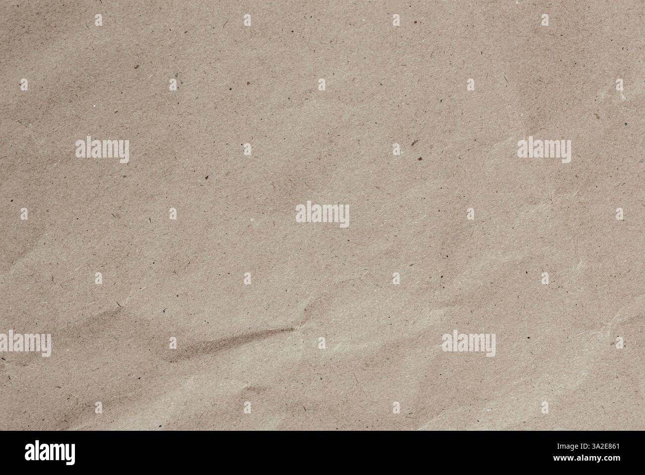 Zerknitterte Kraftpapierstruktur mit sichtbaren Falten und Fasern. Natürlicher organischer Hintergrund. Zerknittertes Papier. Recycelbares Material, Textur, Vintage Stockfoto