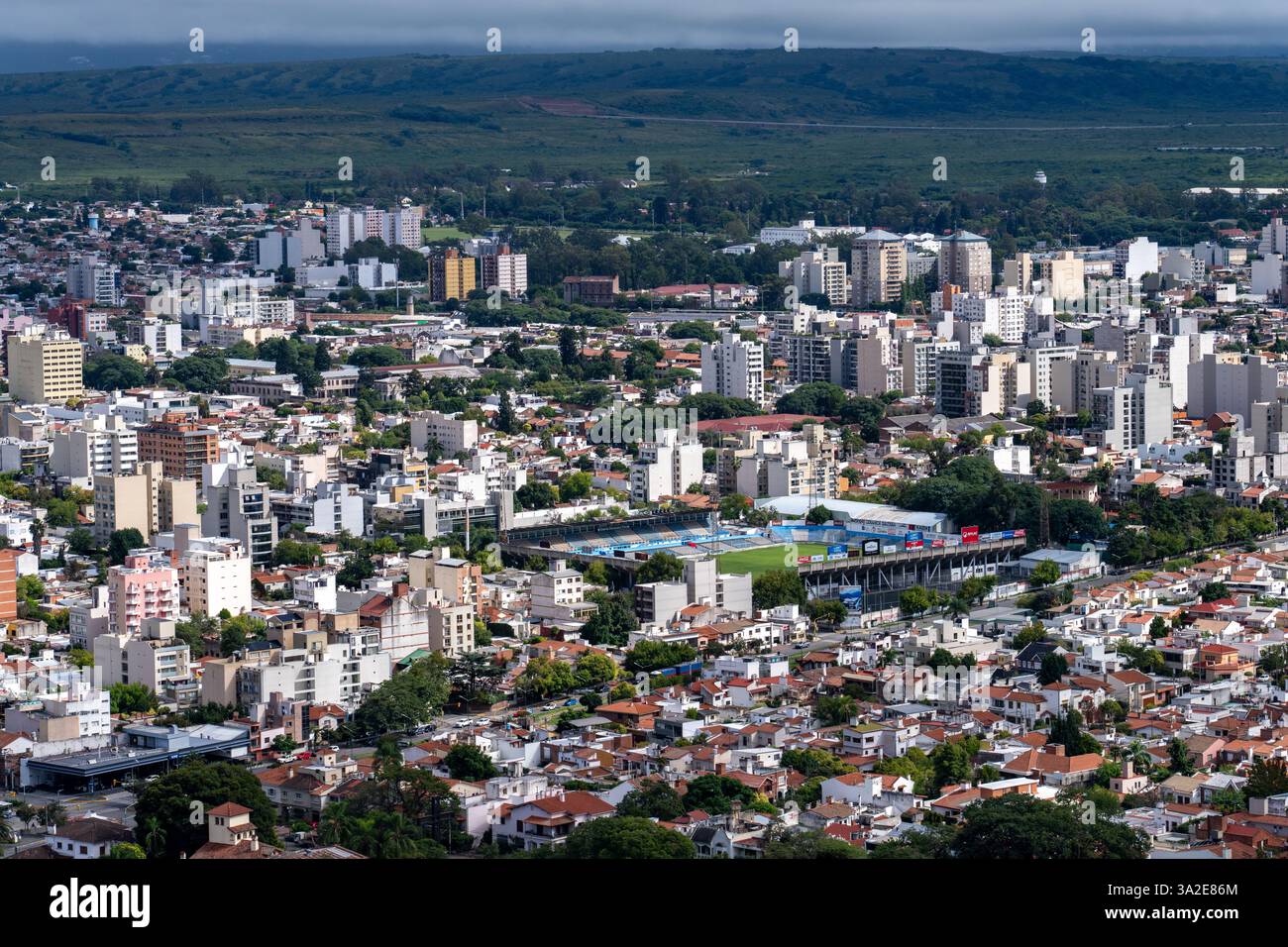Ein Blick auf Salta, Argentinien und ein Fußballfeld des Sportvereins vom Aussichtspunkt auf dem Hügel San Bernardo. Stockfoto