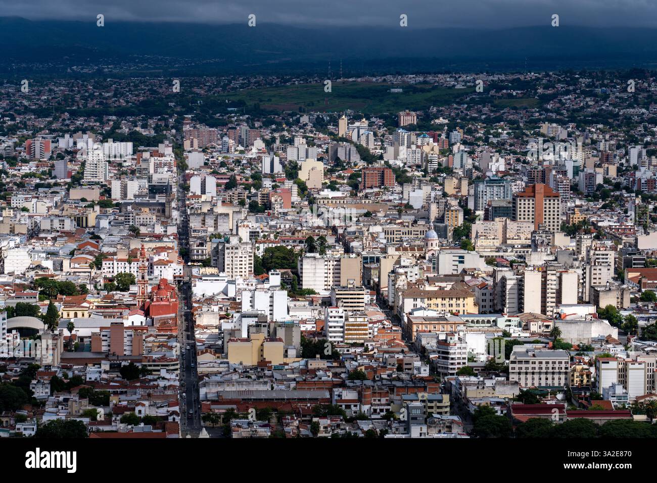 Eine Aussicht auf Salta, Argentinien vom Aussichtspunkt auf dem Hügel San Bernardo. Auf der linken Seite befindet sich der rote Glockenturm der San Francisco Church. Stockfoto