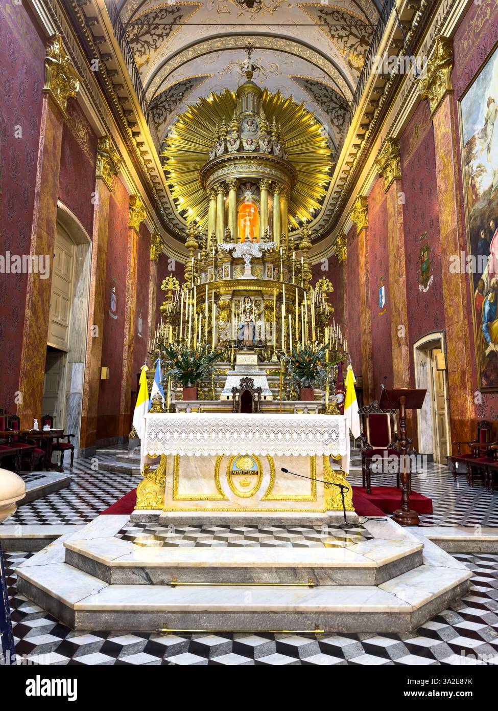 Hauptaltar und Altar der Kathedrale von Salta in Salta, Argentinien. Stockfoto