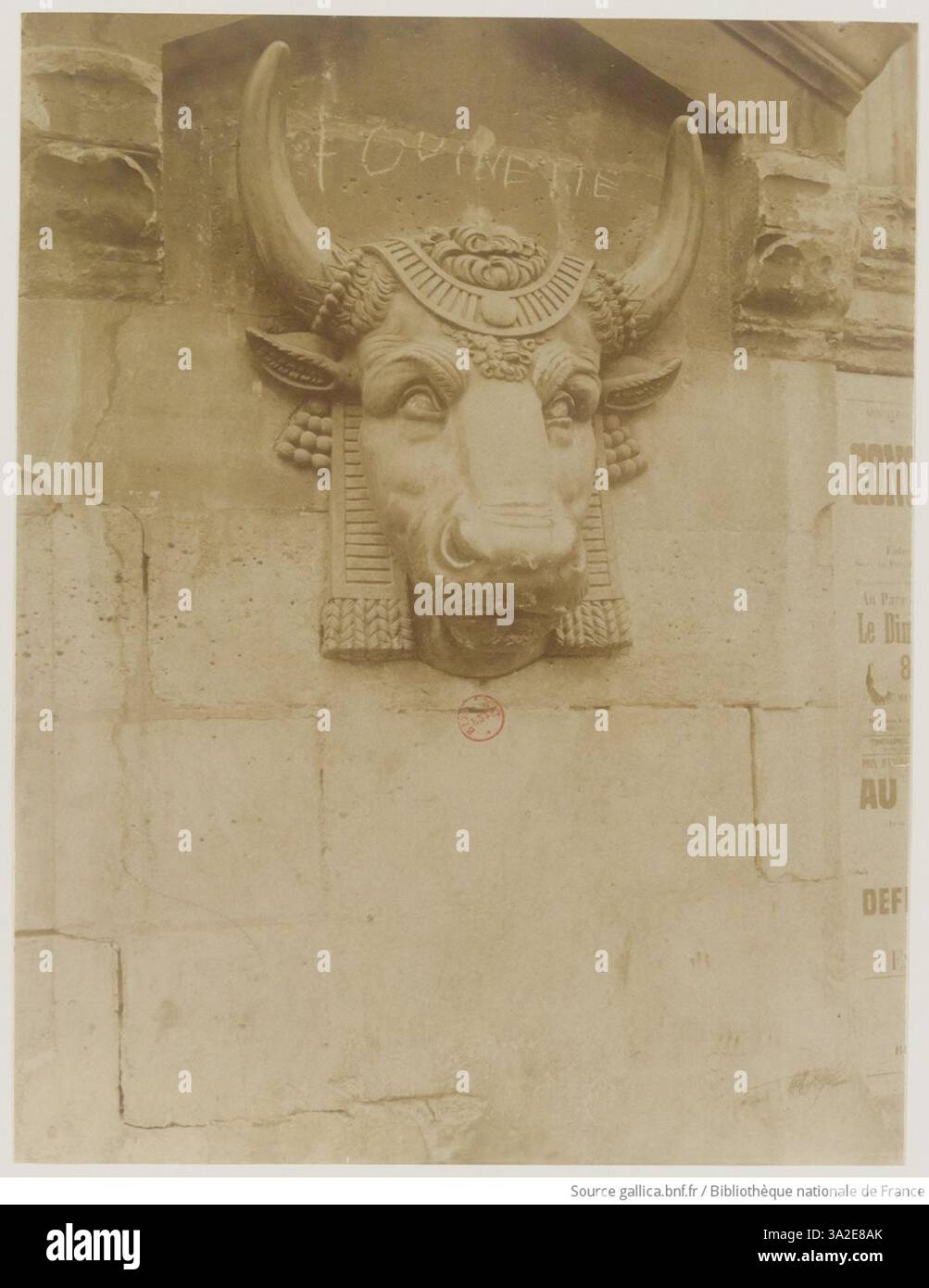 Das Bild von Eugène Atget der Fontaine de la Tête de Bœuf in der Rue des Hospitalières St Gervais zeigt einen historischen öffentlichen Brunnen in Paris. Das Foto fängt sein architektonisches Design und seine Rolle als Wahrzeichen in der Gegend ein. Stockfoto