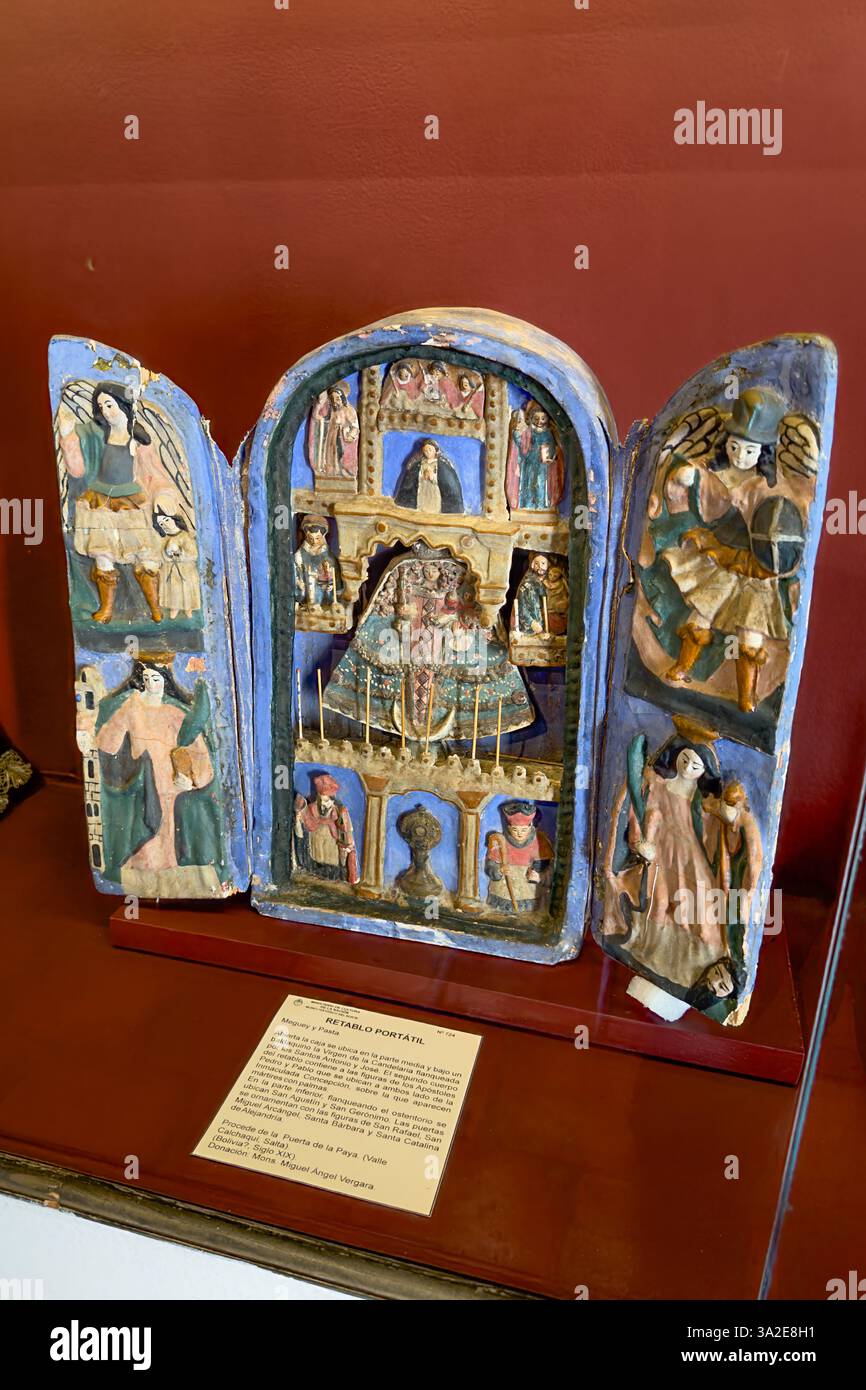 Ein geschnitztes und gemaltes Retablo aus den 1800er Jahren im Historischen Museum des Nordens in Salta, Argentinien. Möglicherweise stammt er aus Bolivien. Stockfoto