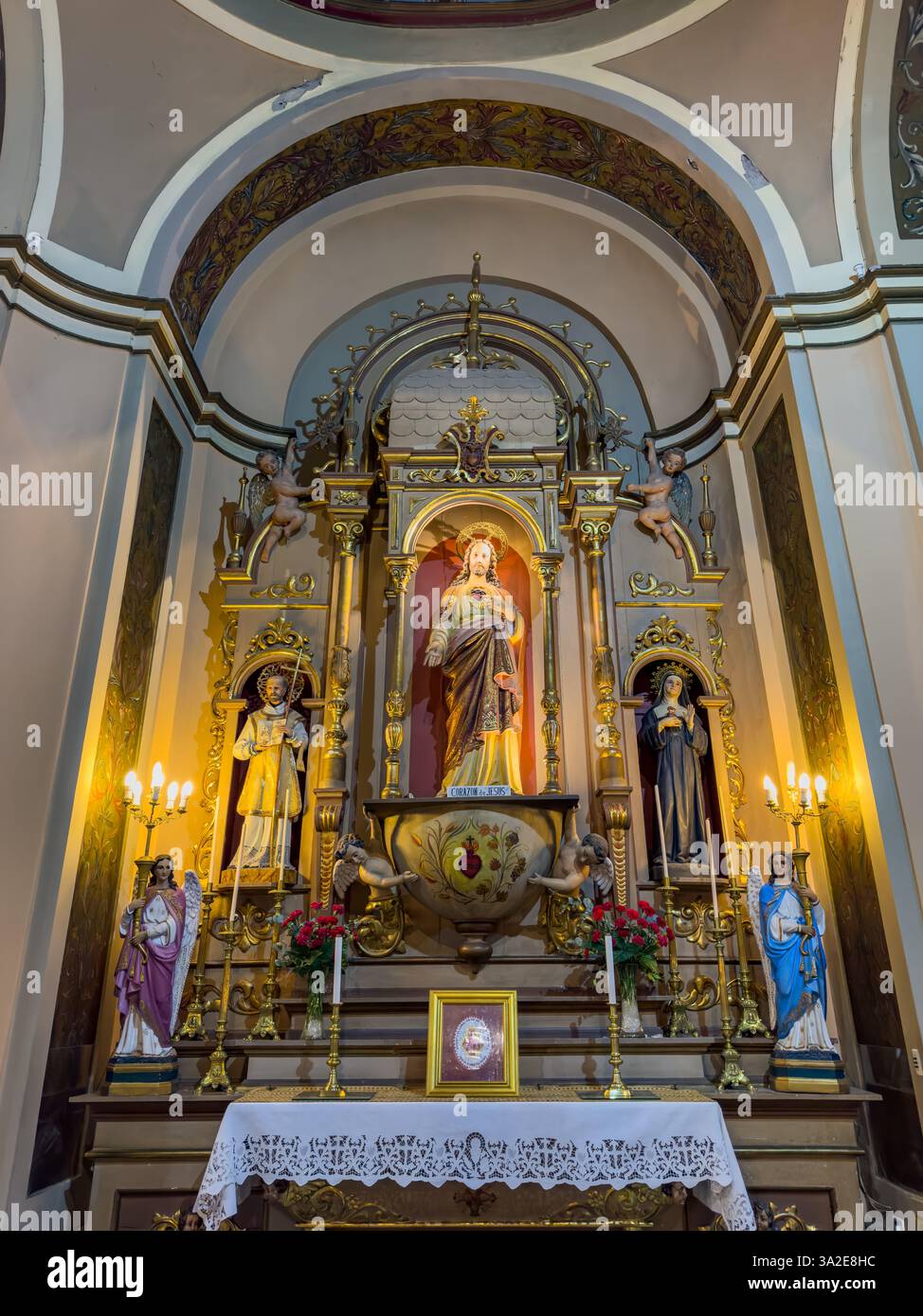 Ein Altaraufsatz in einer Seitenkapelle der Kathedrale von Salta in Salta, Argentinien. Stockfoto