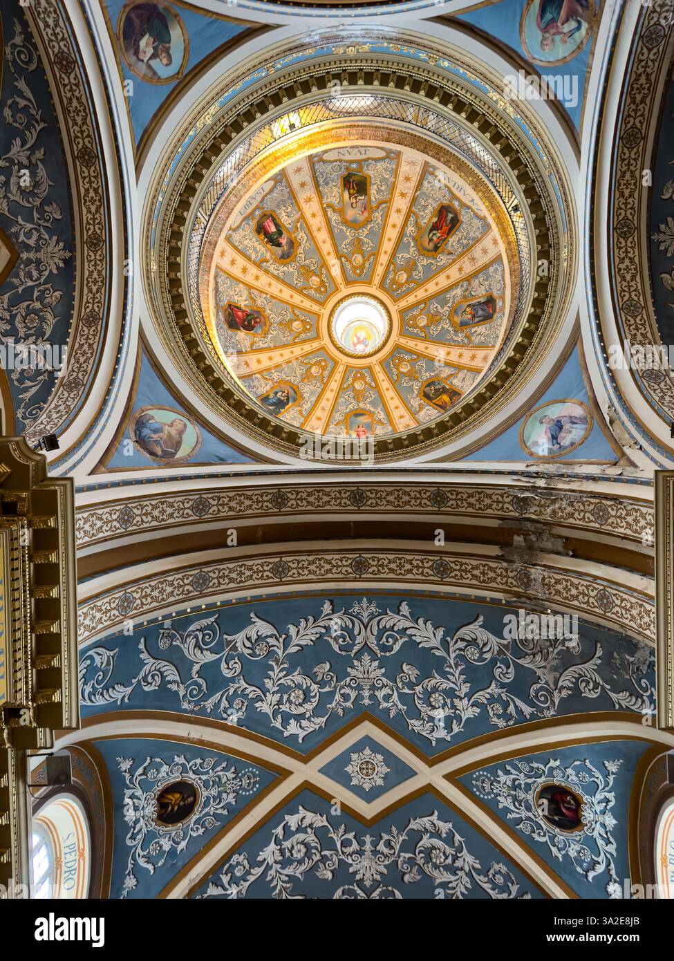 Verzierte Decke und Kuppel in der Kirche Nuestra Señora de la Candelaria de la Viña, Salta, Argentinien. Stockfoto