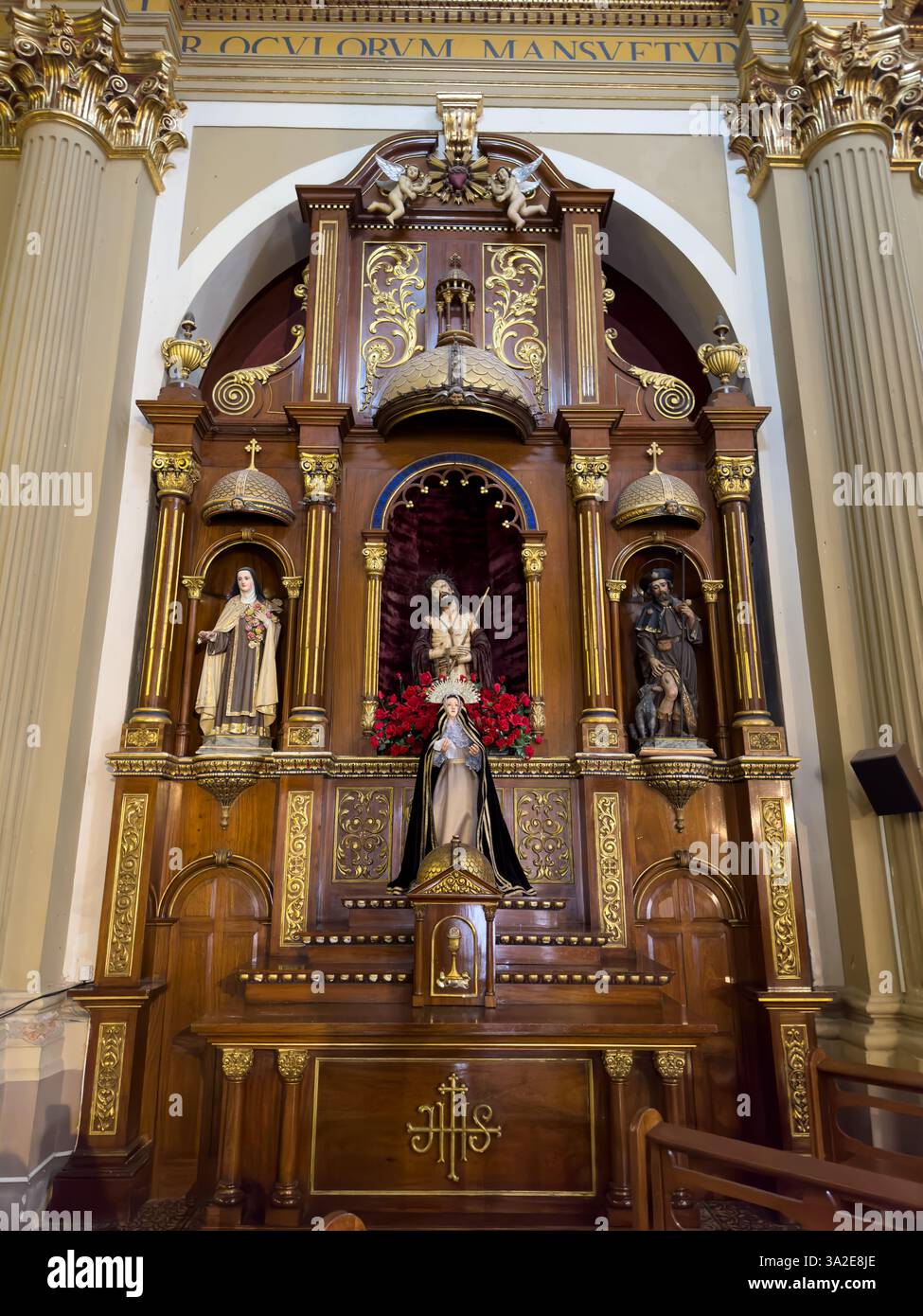 Eine Seitenkapelle in der Kirche Nuestra Señora de la Candelaria de la Viña, Salta, Argentinien. Stockfoto