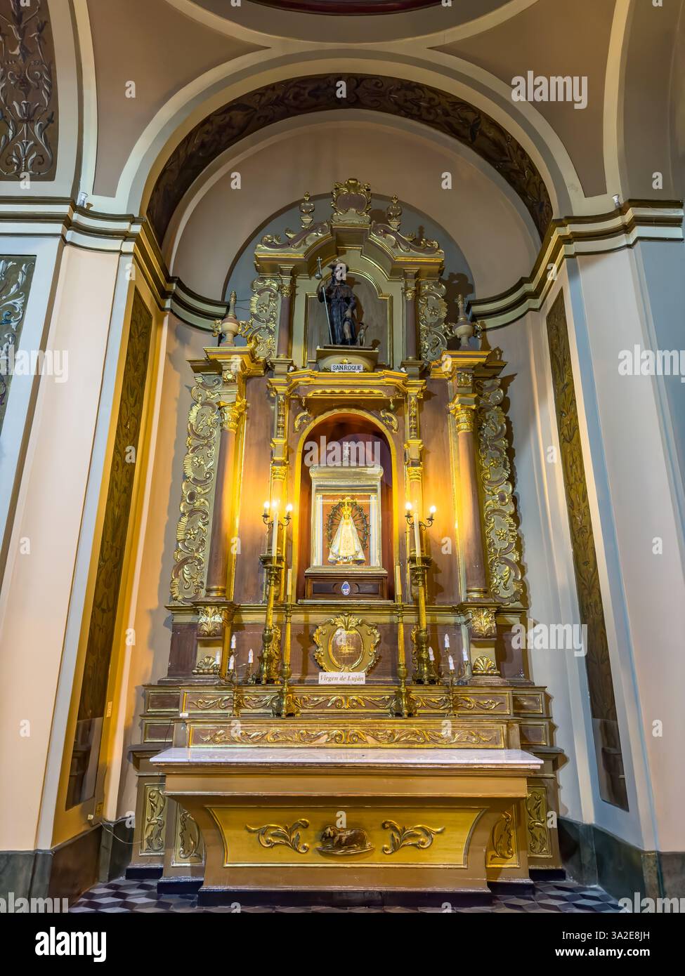 Ein Altaraufsatz in einer Seitenkapelle der Kathedrale von Salta in Salta, Argentinien. Stockfoto