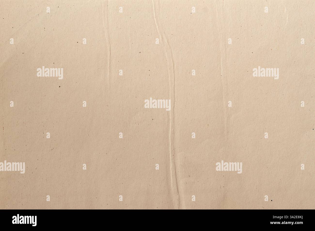 Textur von altem Bio-Hellcremepapier mit Falten, Hintergrund für Design. Beigefarbenes glattes Papier mit subtilen natürlichen Adern und Unreinheiten. Neutralstellung Stockfoto