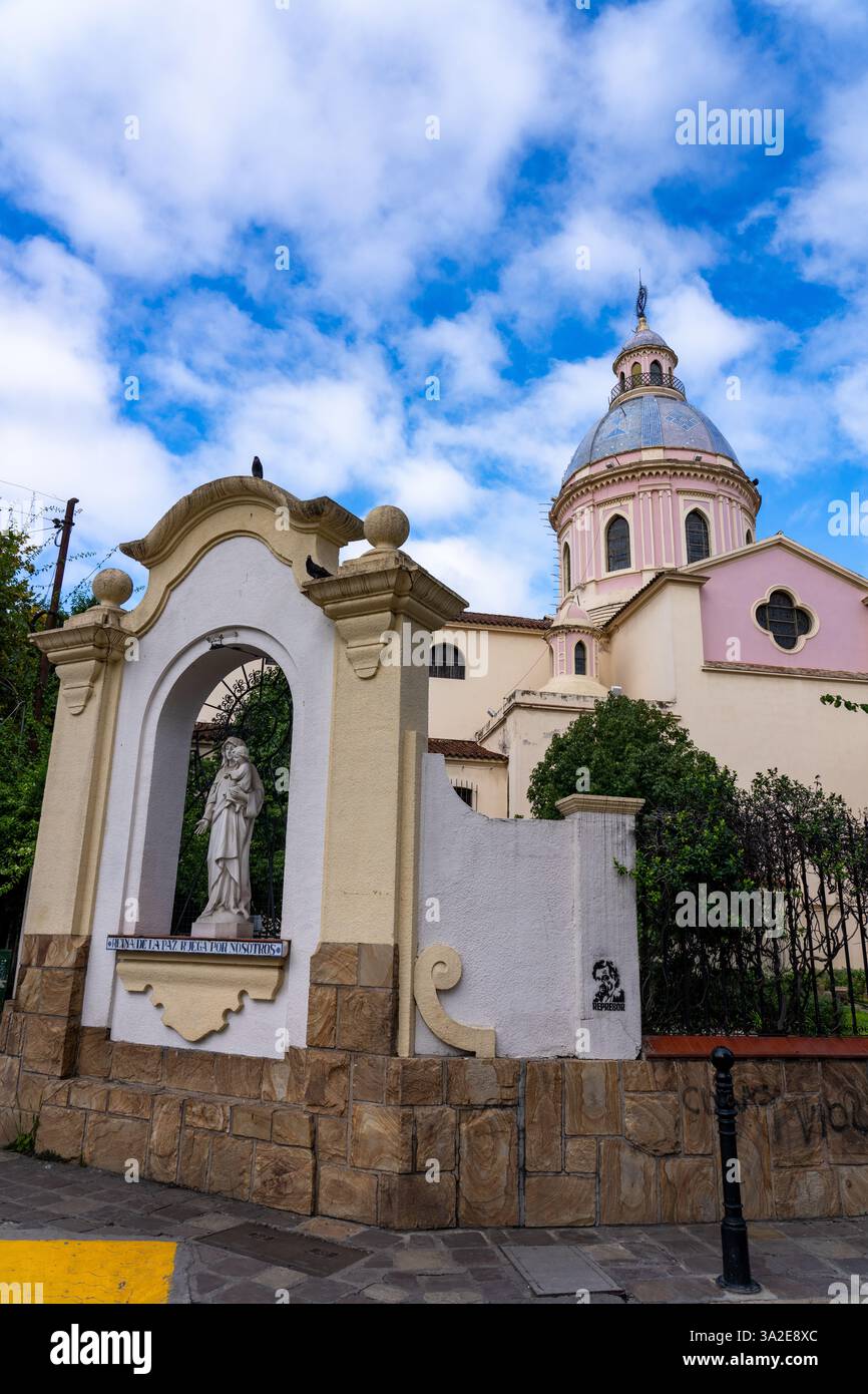 Eine Marienstatue und die Kuppel der Kathedrale von Salta in Salta, Argentinien. Stockfoto