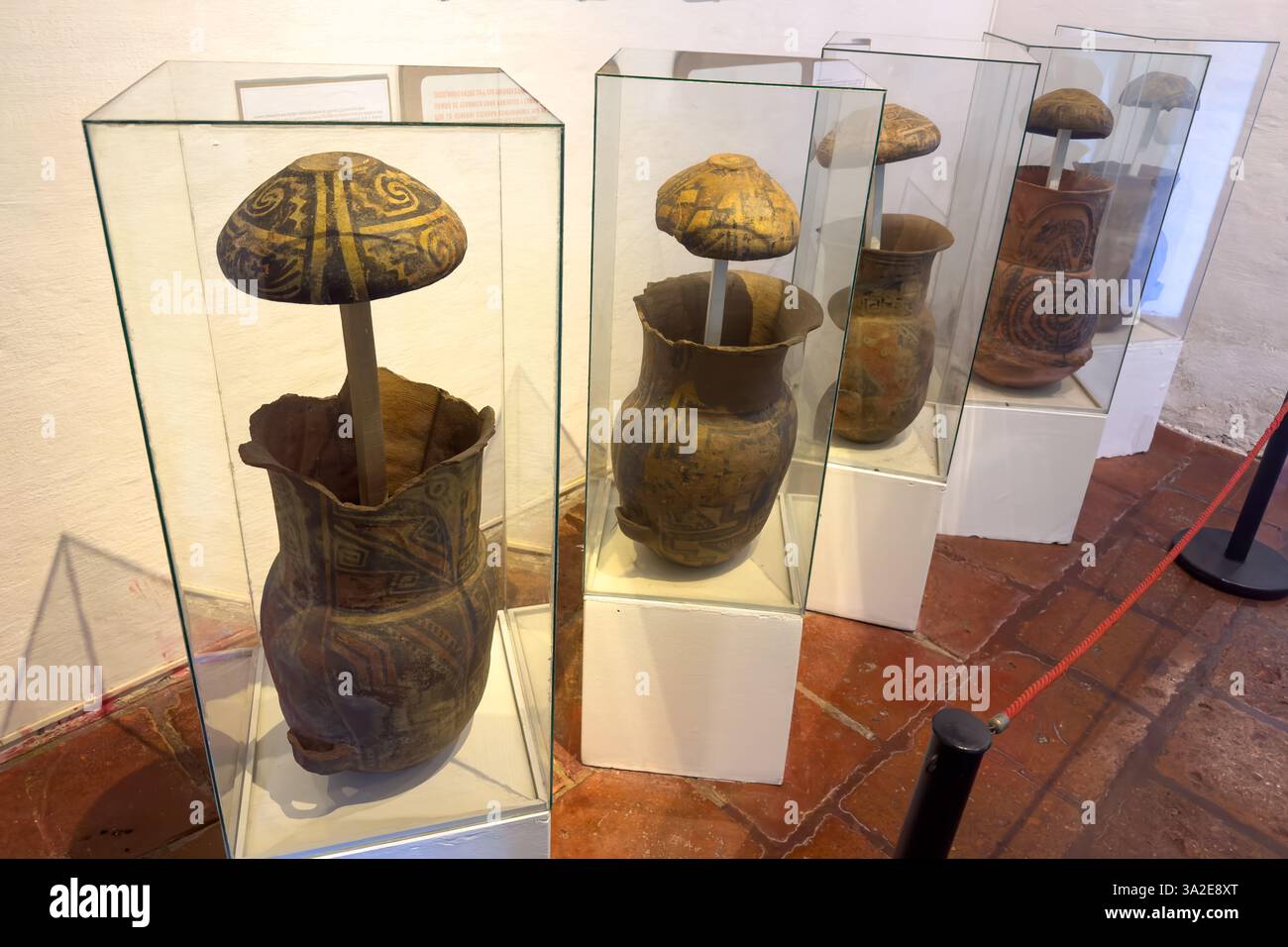 Prähispanische indigene Keramik-Graburnen im Historischen Museum des Nordens in Salta, Argentinien. Stockfoto