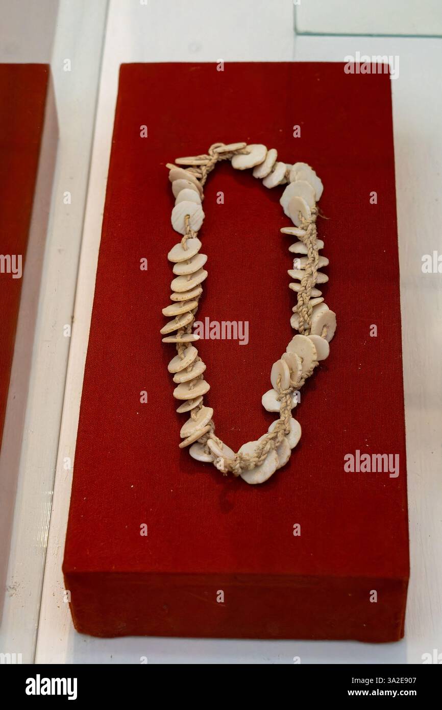 Eine indigene indianische Muschelkette aus der Region Chaco im Museum of Anthropology, Salta, Argentinien. Stockfoto