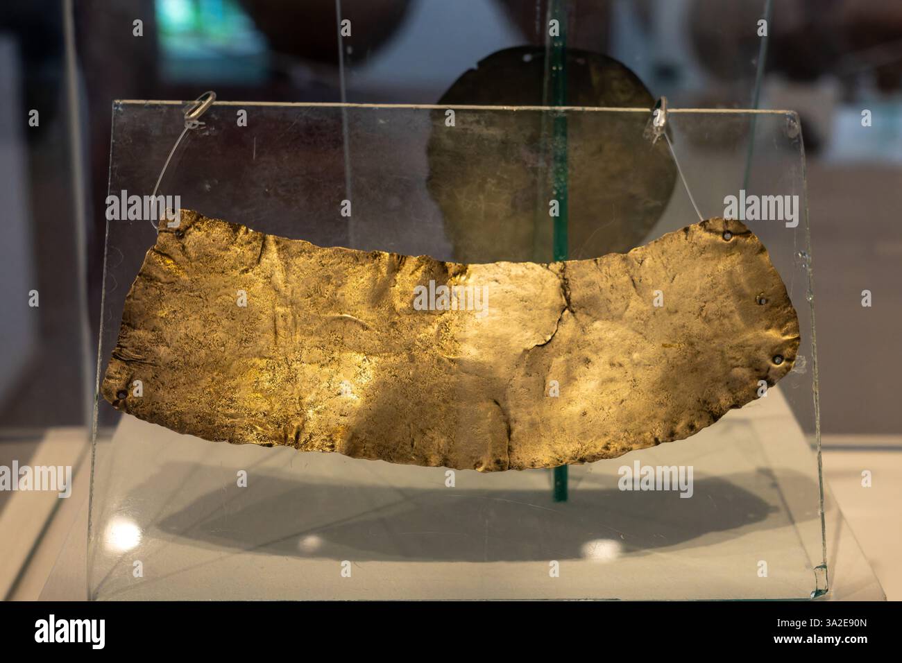 Prähispanische indigene Goldkapelle im Museum of Anthropology, Salta, Argentinien. Aus einem Grab in Santa Rosa de Tastil. Verspätete Periode Stockfoto