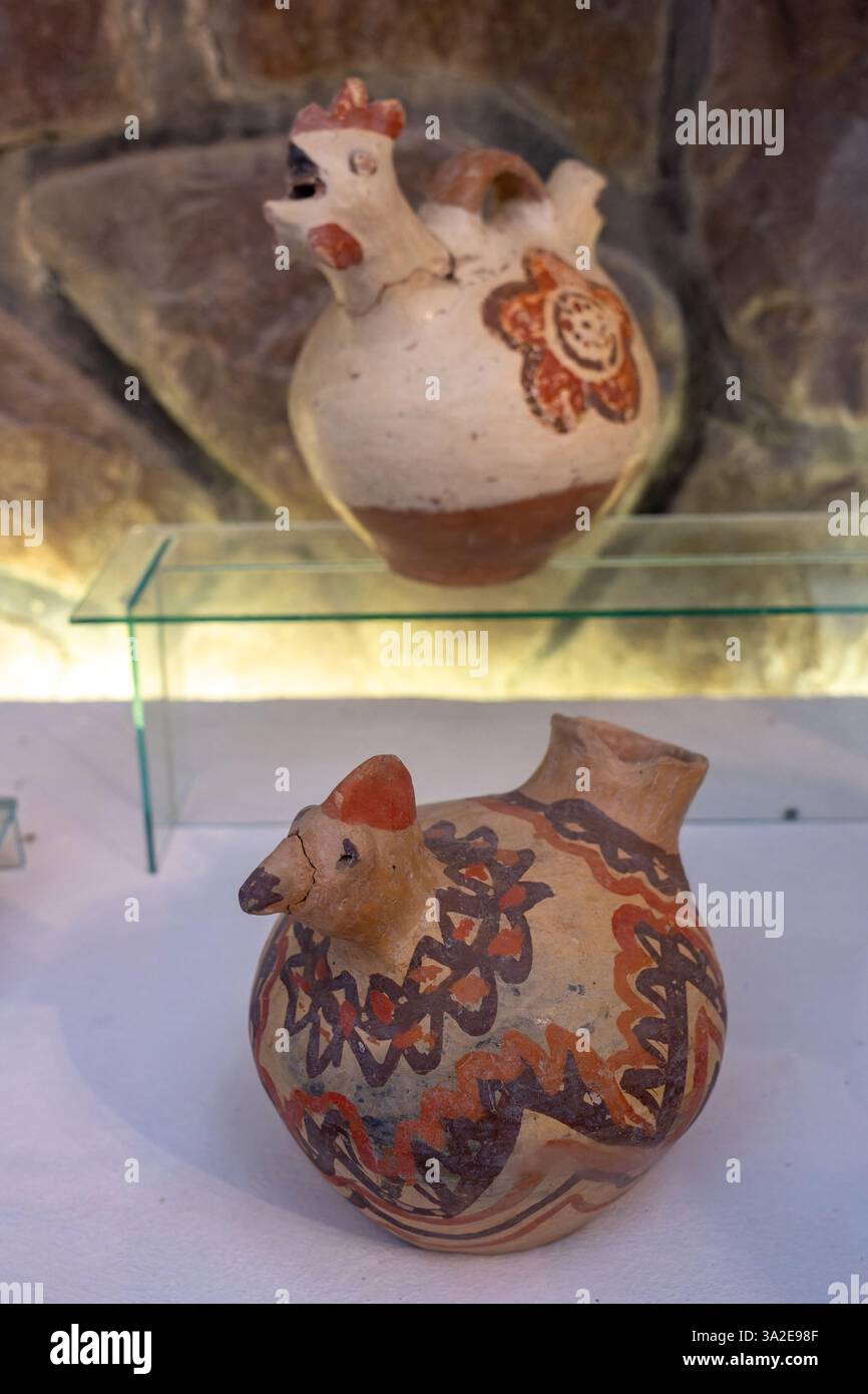 Einheimische Keramik in Form eines Hühnchens aus der Region Chaco im Museum für Anthropologie, Salta, Argentinien. Stockfoto