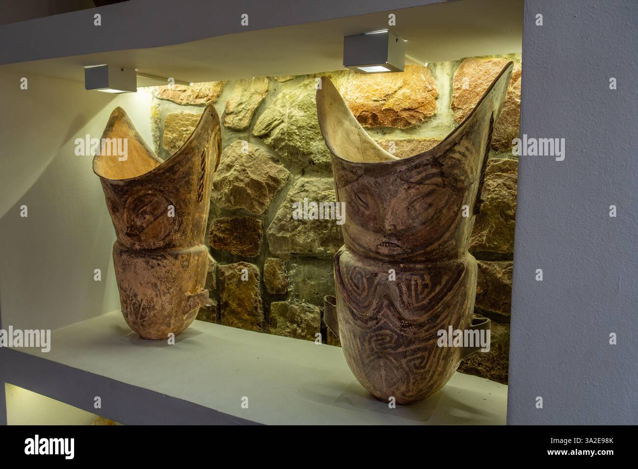 Prähispanische indigene indigene Säuglingsbegräbnisurnen im Museum für Anthropologie, Salta, Argentinien. Santamariano-Stil, Santa Barbara oder Pampa G Stockfoto