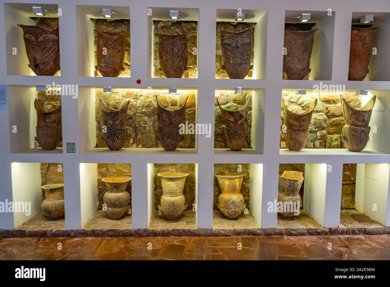 Prähispanische indigene indianische Keramik-Begräbnisurnen für Säuglinge im Museum für Anthropologie, Salta, Argentinien. Santamariano-Stil. Stockfoto