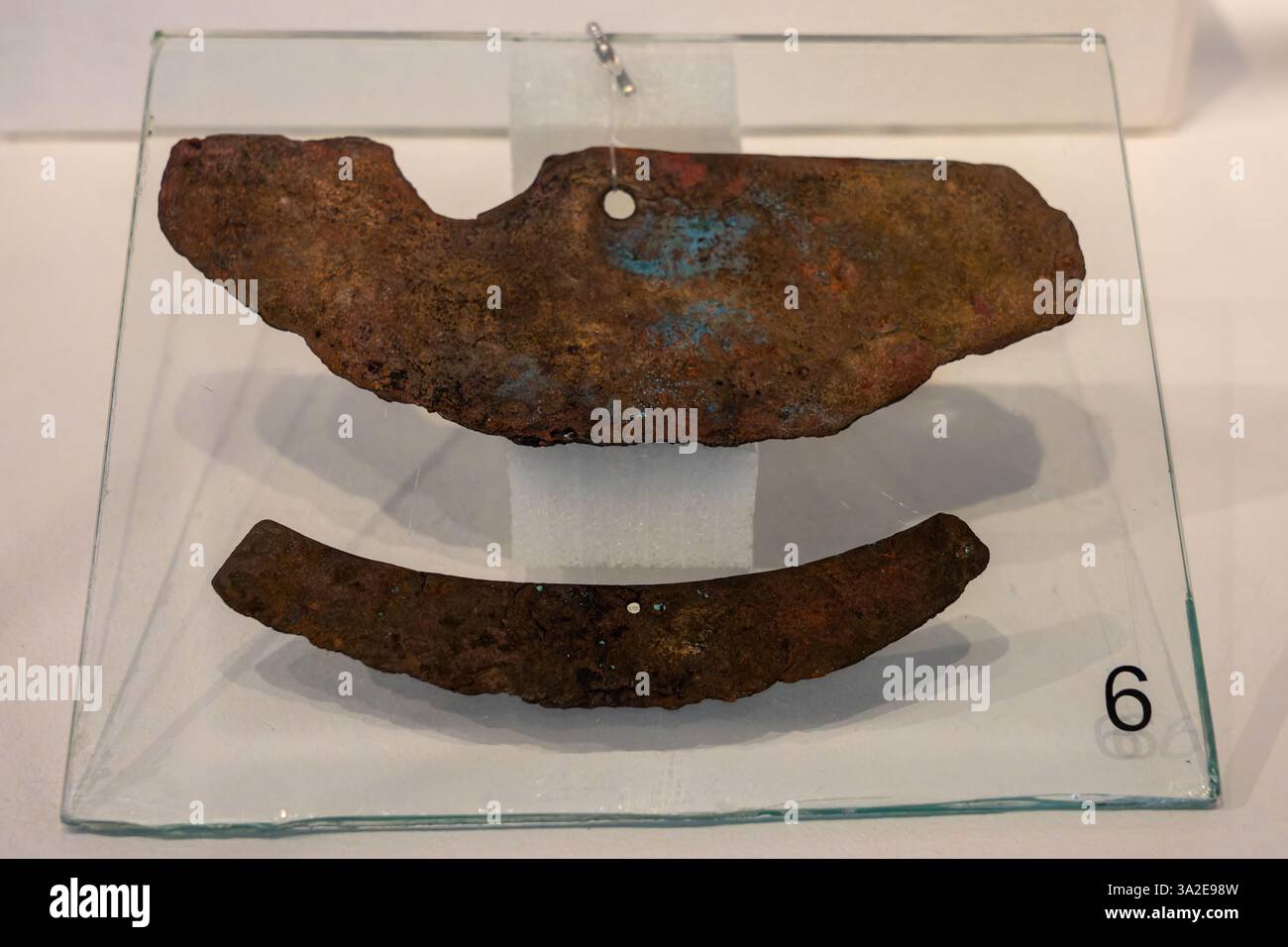 Fragmente einer prähispanischen indigenen Silberscheibe im Anthropologiemuseum in Salta, Argentinien. Verspätete Periode oder regionale Entwicklung PE Stockfoto