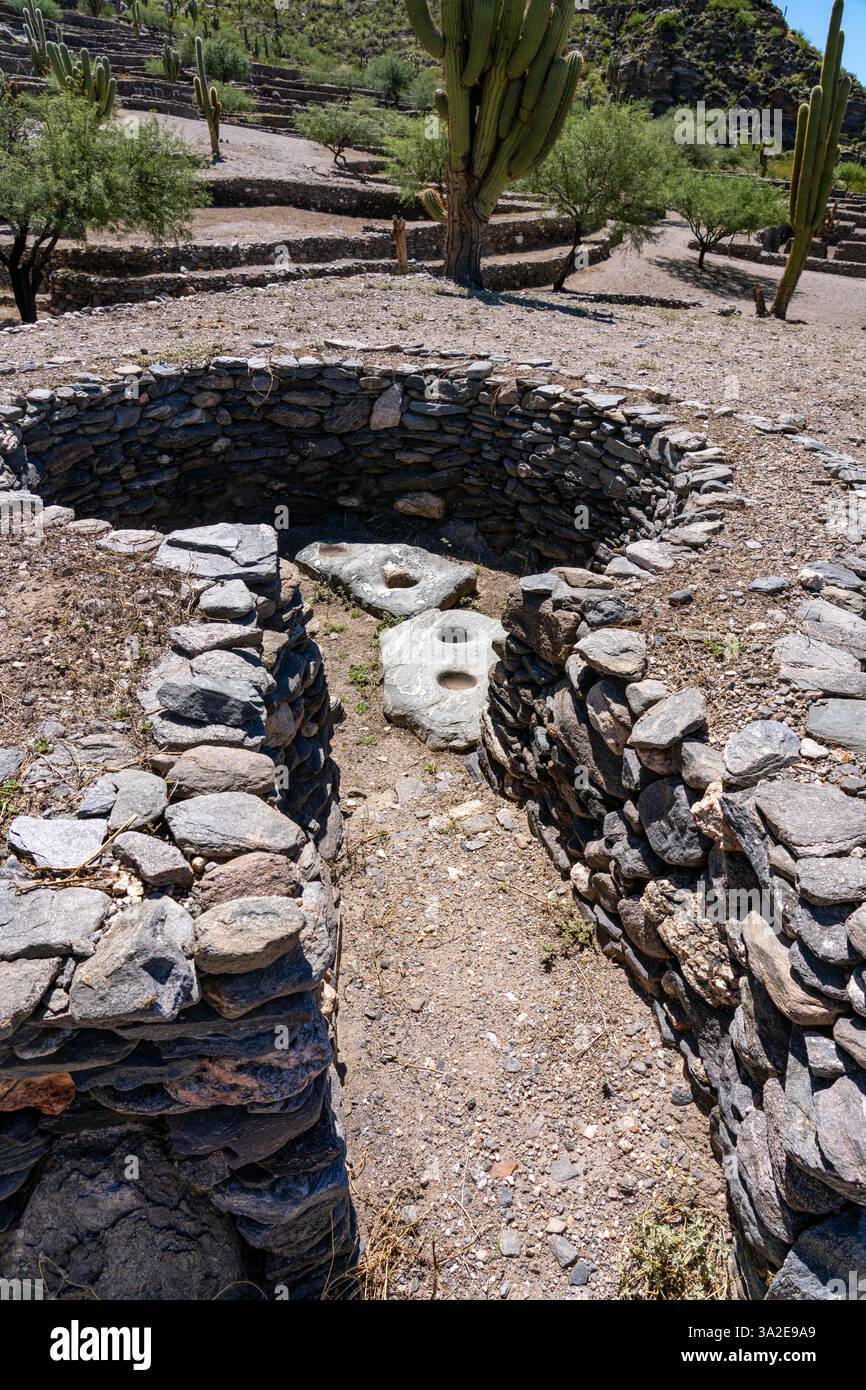 Das Schleifen von Steinen in einem kreisrunden Raum in den prähispanischen Ruinen des archäologischen Parks Quilmes in Tucuman, Argentinien. Stockfoto