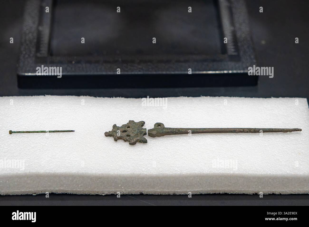 Eine Silbernadel aus dem 16. Jahrhundert und Brosche aus der spanischen Kolonialzeit im Anthropologiemuseum in Salta, Argentinien. Stockfoto
