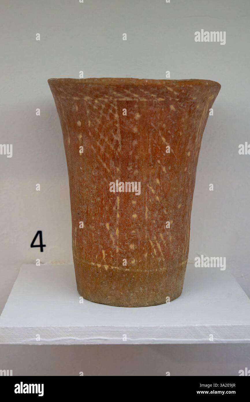 Prähispanische indigene Keramikvase im Museum für Anthropologie, Salta, Argentinien. Frühe oder formative Periode, ca. 500 B. C - 500 N. CHR Stockfoto