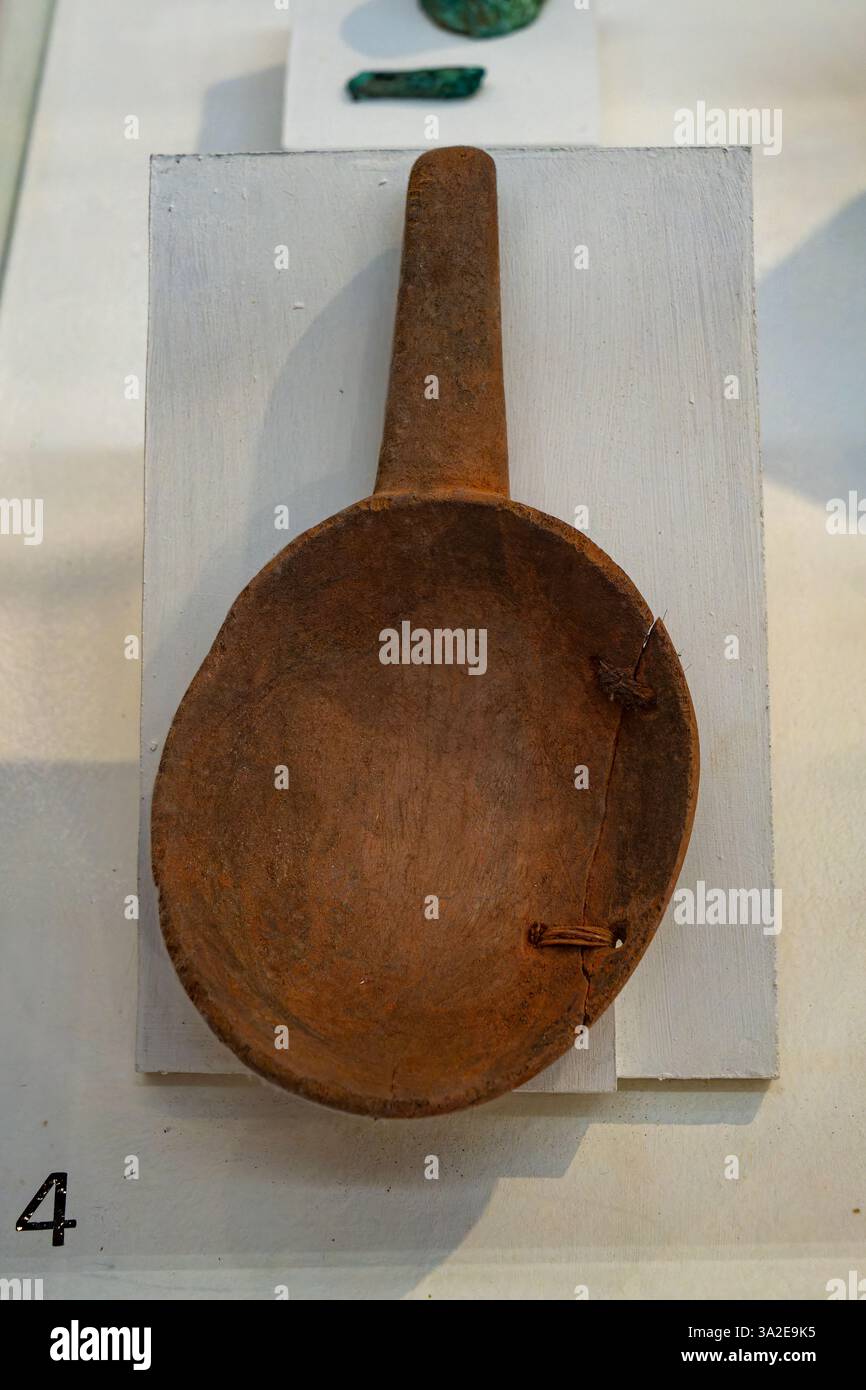 Prähispanische indigene indianische Holzlöffel im Museum für Anthropologie, Salta, Argentinien. Späte Periode oder regionale Entwicklungsperiode, 9 Stockfoto