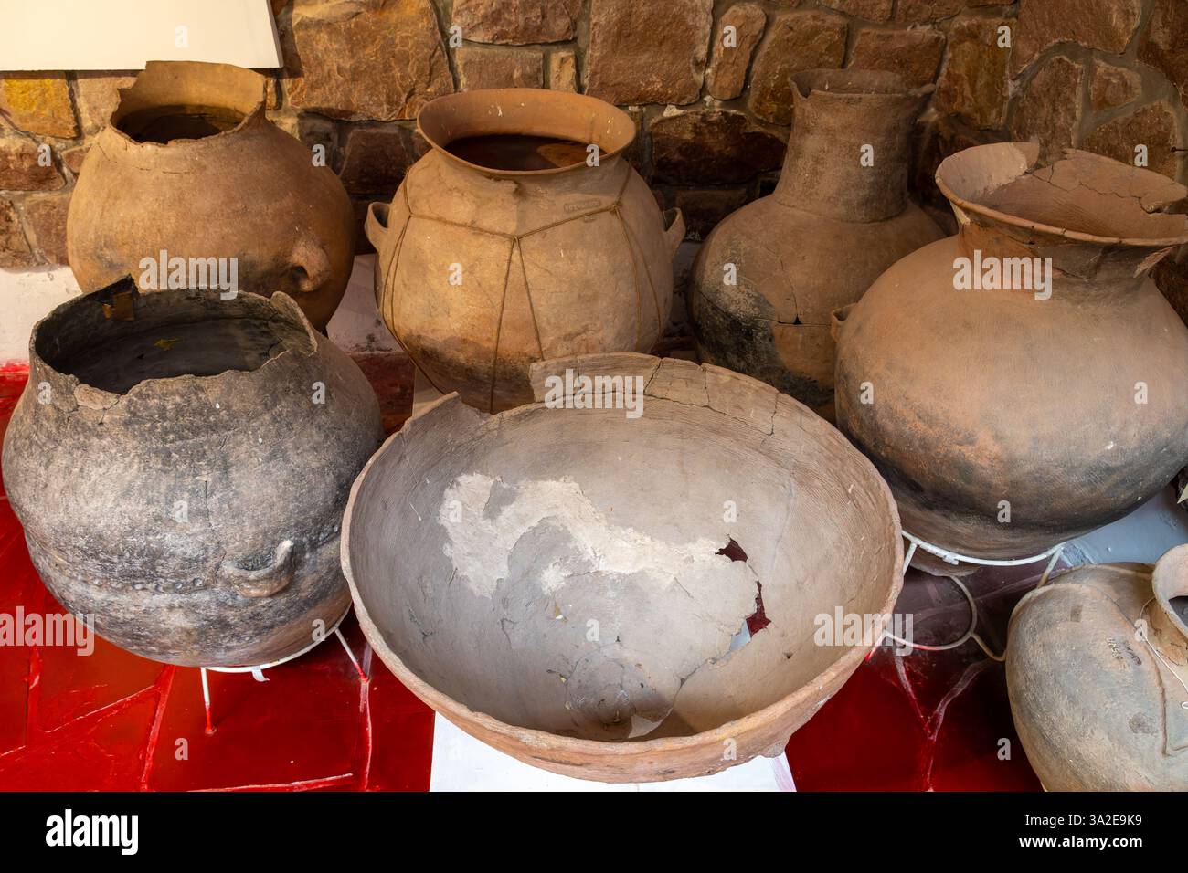 Große prähispanische indigene Keramiktöpfe aus indianischen Ureinwohnern im Museum für Anthropologie, Salta, Argentinien. Stockfoto