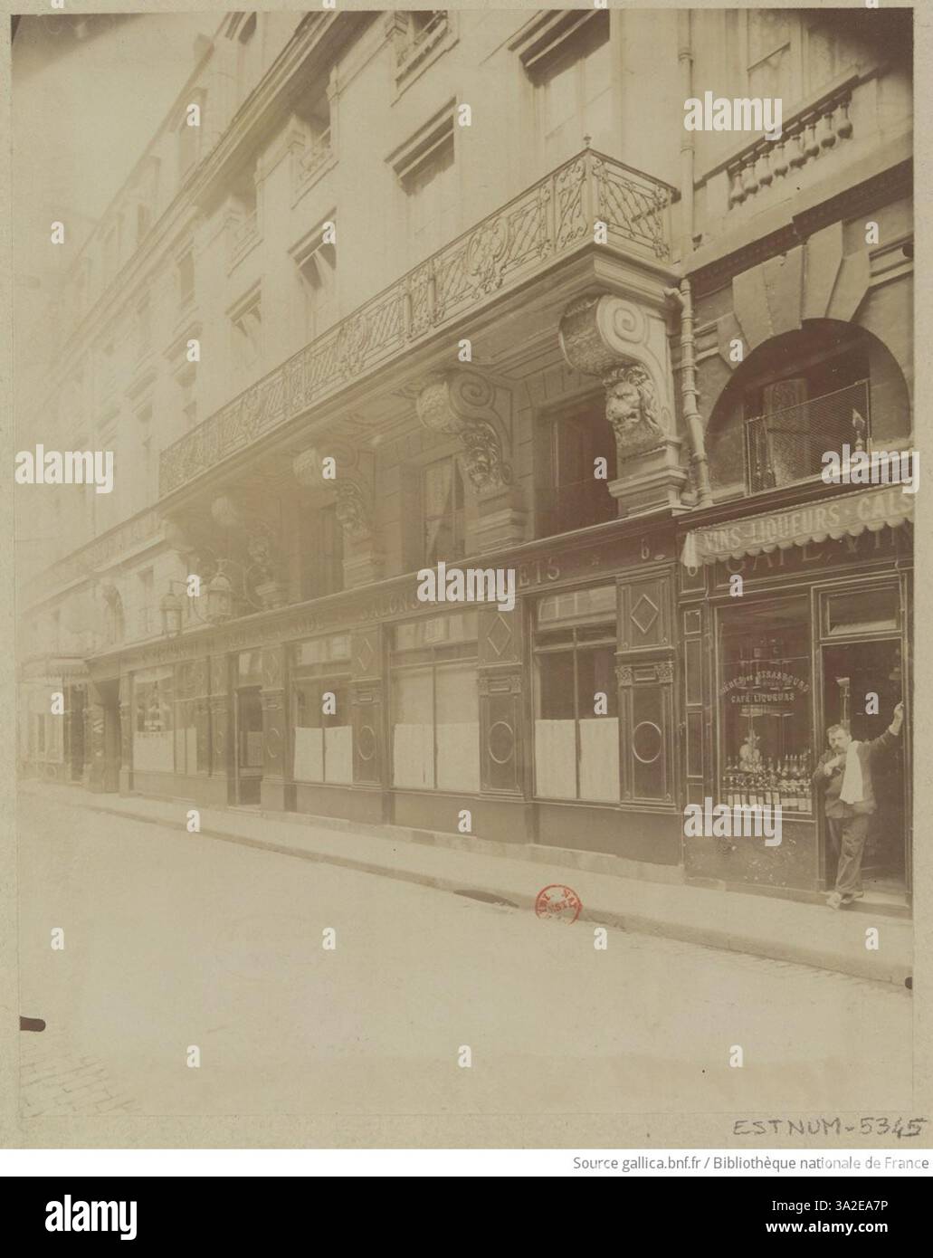 Eugène Atgets Fotografie der Rue de Valois und des Restaurants du Boeuf à la Mode unterstreicht die detailreiche Architektur und das pulsierende Leben der Pariser Straße. Stockfoto