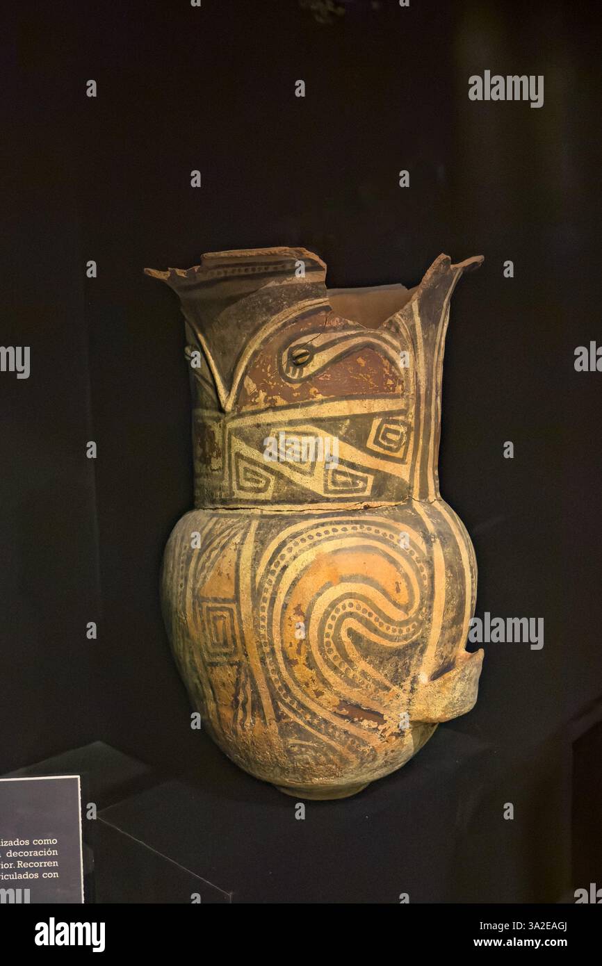 Eine Graburne mit menschlichem Gesicht im Museum des Quilmes Interpretation Center, Los Quilmes Archäologische Stätte, Argentinien. Stockfoto