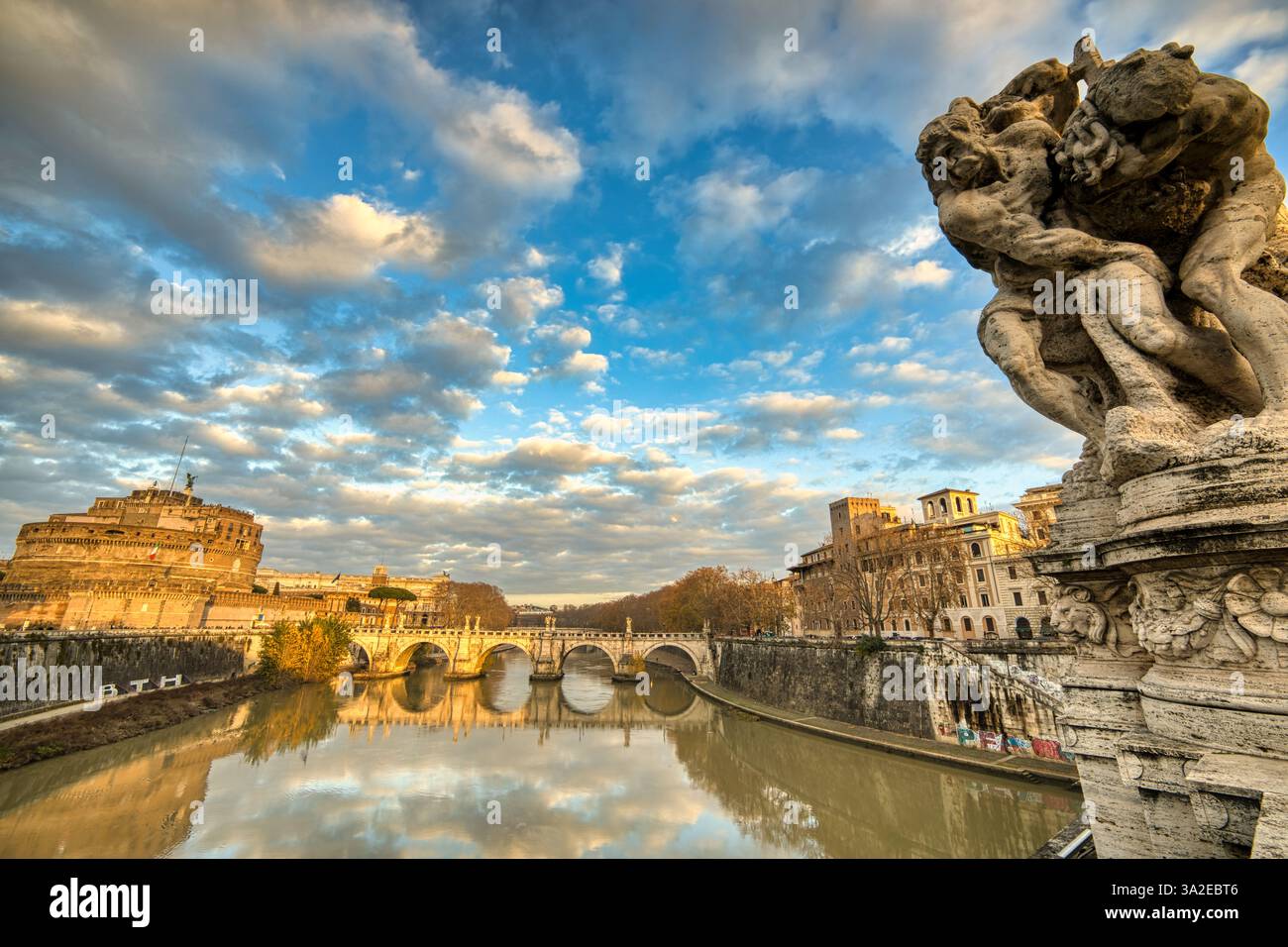 Blick auf die Ponte Sant Angelo in Italien, Rom. Ein Stadtbild dieser Wahrzeichen Brücke über den Tiber - Reisebild Stockfoto