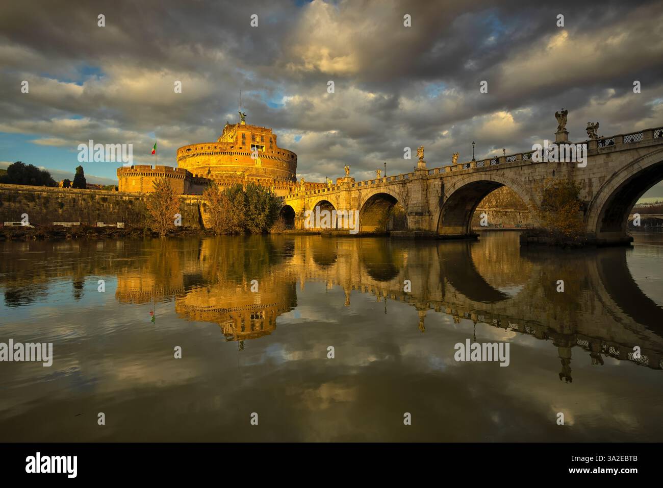 Blick auf die Ponte Sant Angelo in Italien, Rom. Ein Stadtbild dieser Wahrzeichen Brücke über den Tiber - Reisebild Stockfoto