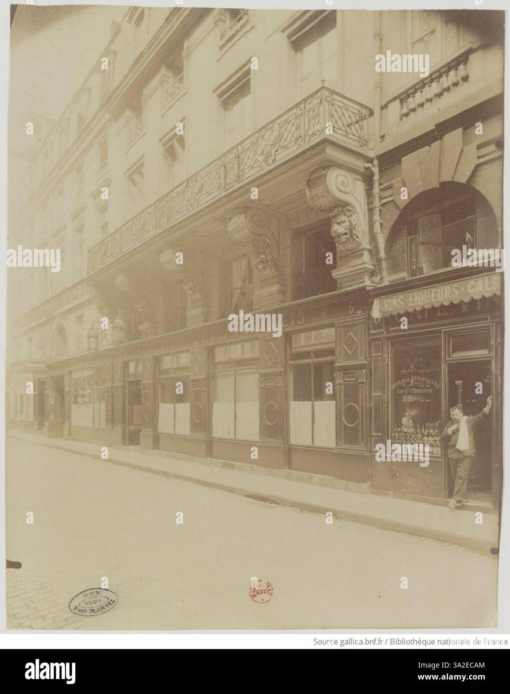 Dieses Foto von Eugène Atget zeigt die Rue de Valois und das Restaurant du Boeuf à la Mode und veranschaulicht den architektonischen Stil und die urbane Atmosphäre von Paris in den späten 1800er Jahren Stockfoto