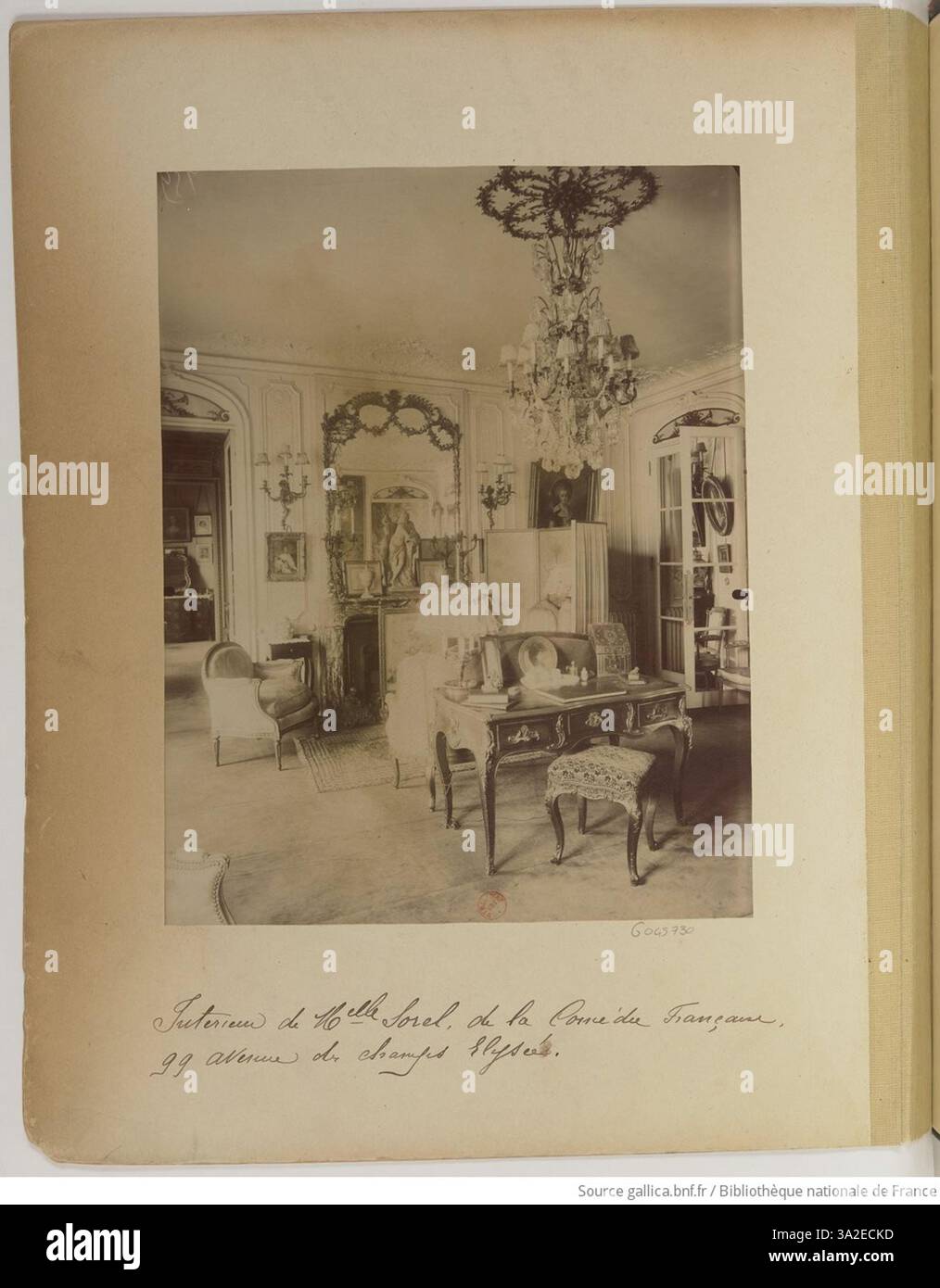 Eine Fotografie von Eugène Atget, die das Innere der Wohnung von Mademoiselle Sorel in der Avenue des Champs-Elysées 99 in Paris einnimmt. Das Bild zeigt das elegante, aber einfache Dekor der französischen Bourgeoisie des frühen 20. Jahrhunderts. Stockfoto