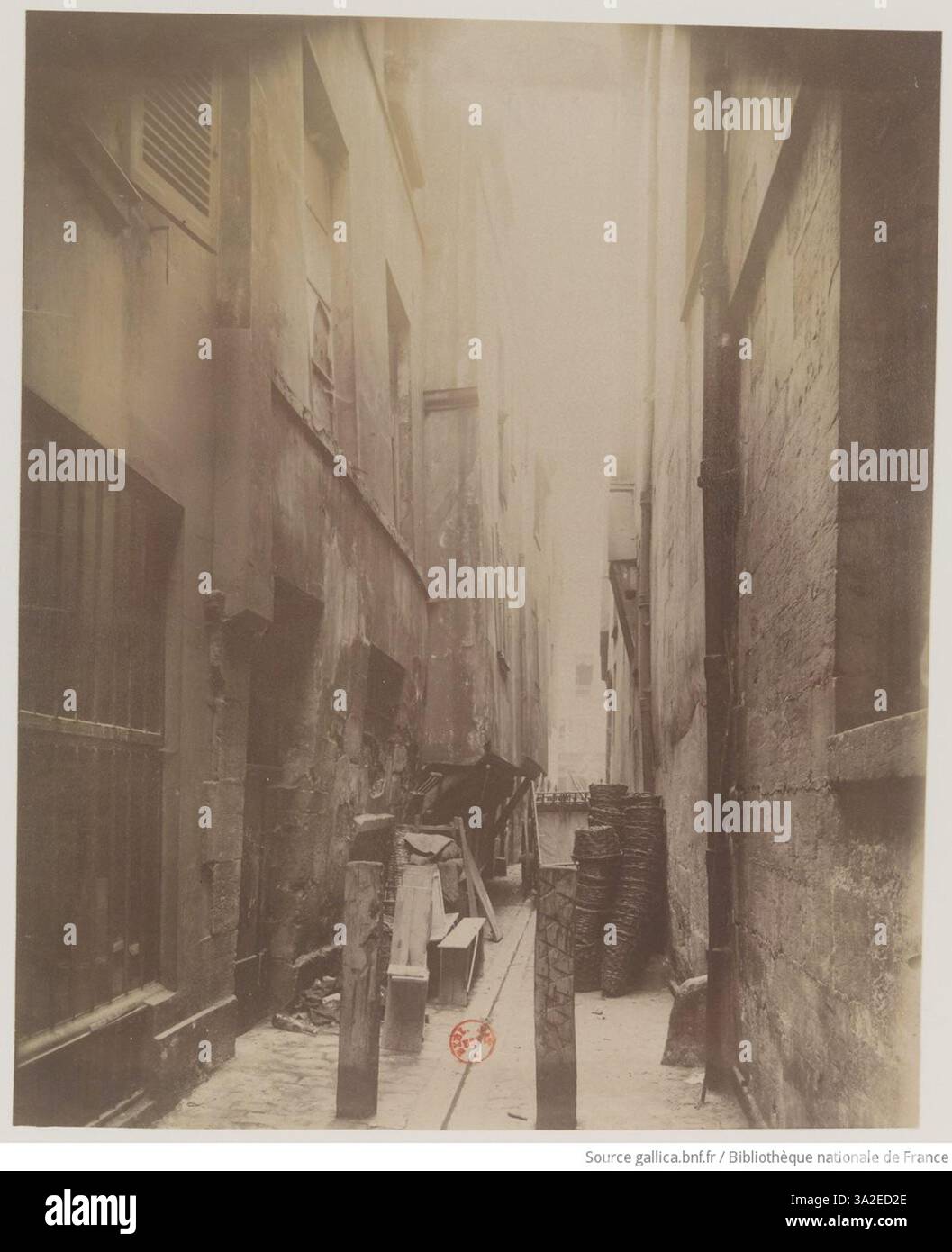 Dieses Bild von Eugène Atget, aufgenommen am 15. Juli 1898, zeigt das cUL de Say du Boeuf in der Rue Saint-Merri in Paris und unterstreicht das enge, historische Straßenbild. Stockfoto