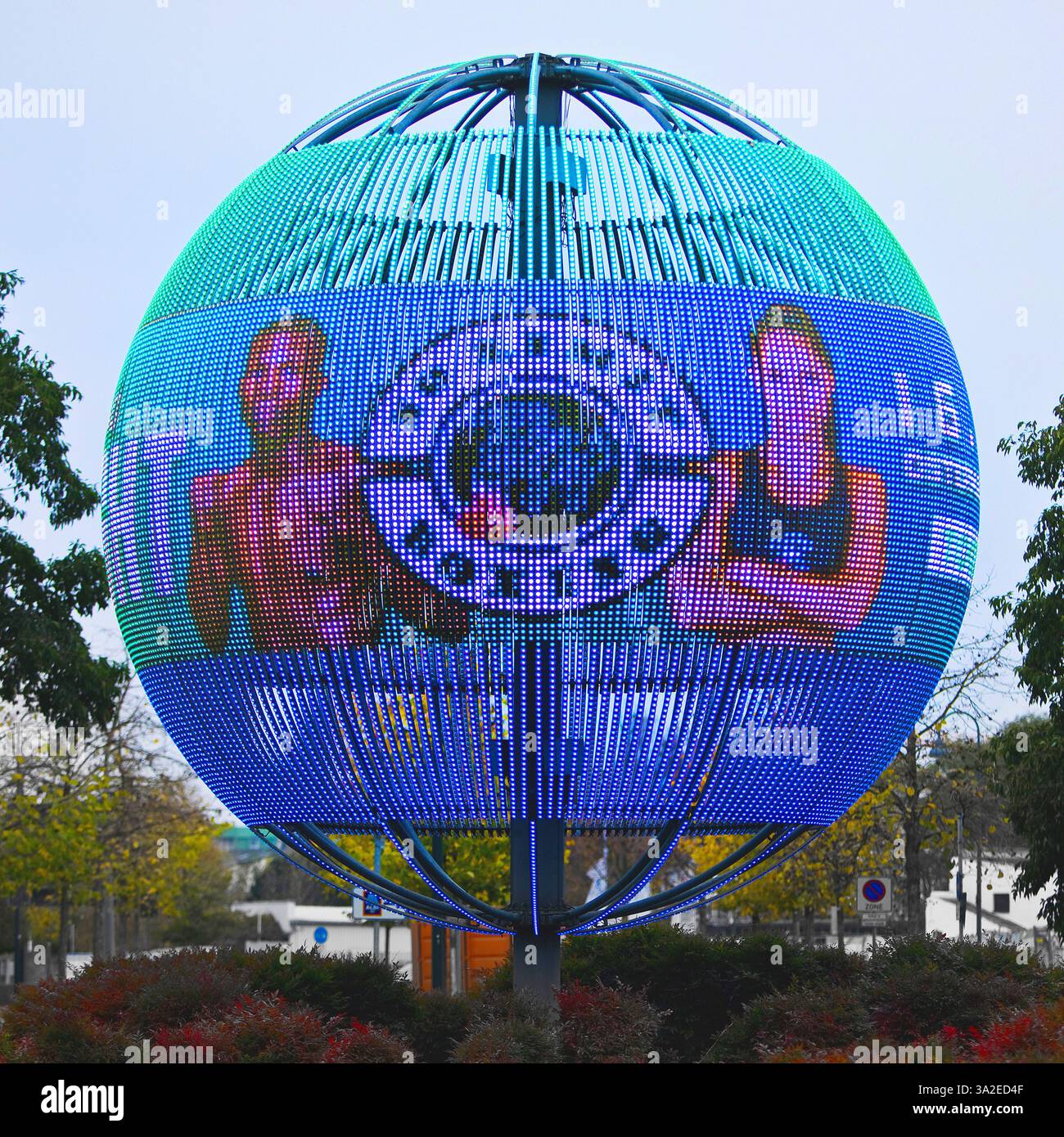 LeverKugel am Ludwig-Erhard-Platz, eine LED-Leuchtkugel zur Anzeige von Information und Werbung, Deutschland, Nordrhein-Westfalen, Stockfoto