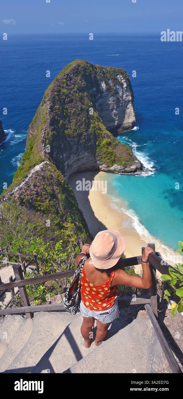 Frau, die auf die Halbinsel und Kelingking Beach, Indonesien, Bali, Nusa Penida absteigt Stockfoto