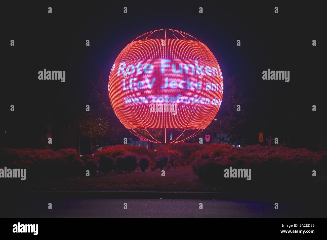 LeverKugel am Ludwig-Erhard-Platz, eine LED-Leuchtkugel zur Anzeige von Information und Werbung, Deutschland, Nordrhein-Westfalen, Stockfoto