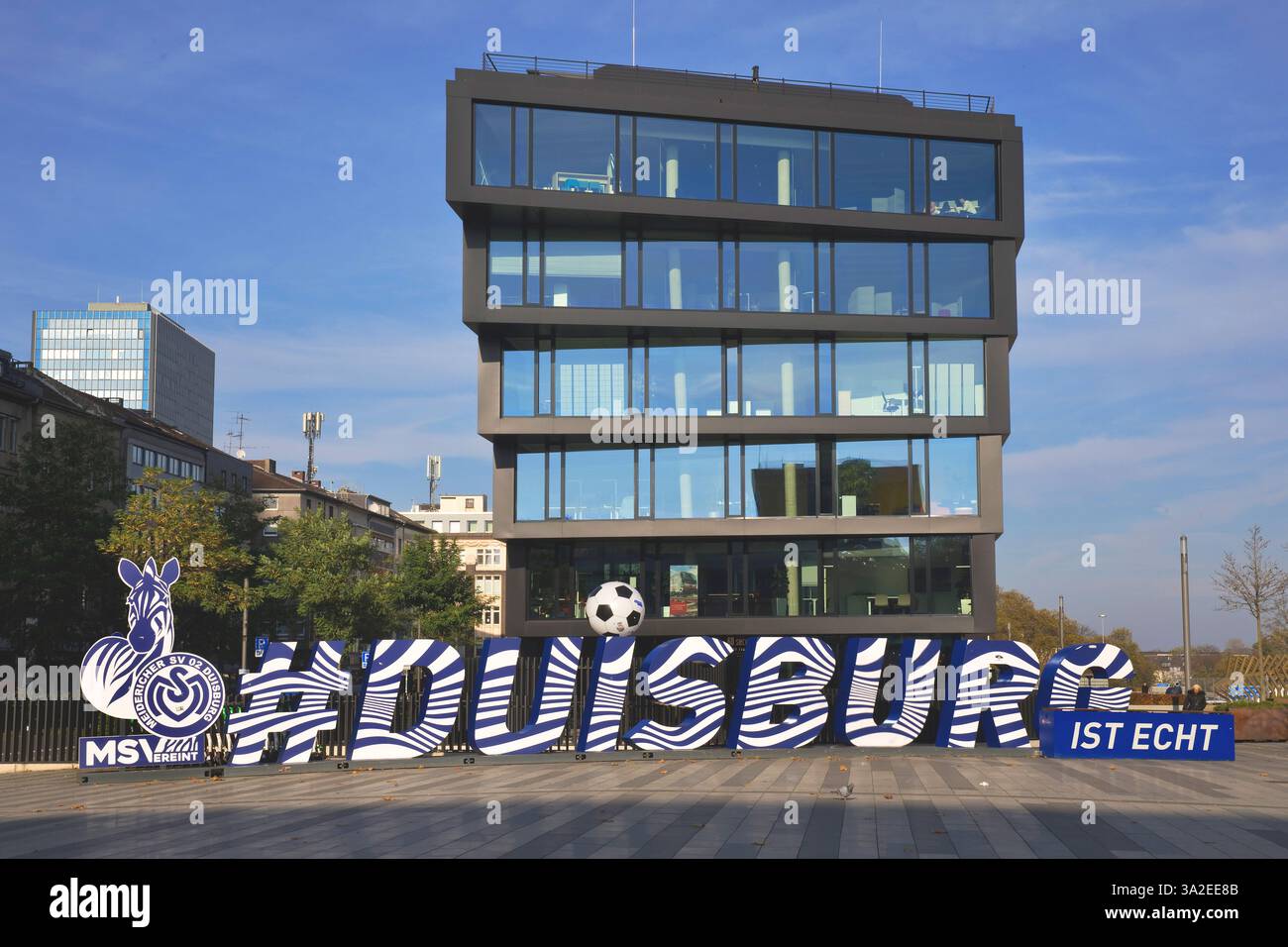 MSV Duisburg ist ein echter Schriftzug auf dem Bahnhofsvorplatz, Deutschland, Nordrhein-Westfalen, Ruhrgebiet, Duisburg Stockfoto