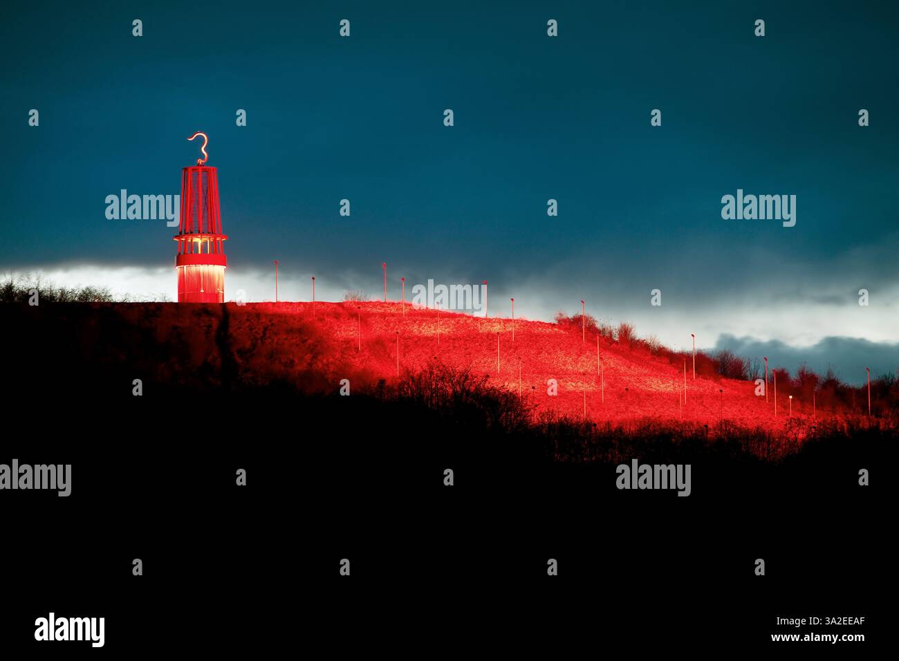 Geleucht (Skulptur in Form einer pi-Lampe), bei Nacht mit rot beleuchteter Rheinpreussen-Verderbnisspitze, Deutschland, Nordrhein-Westfalen, Moers Stockfoto