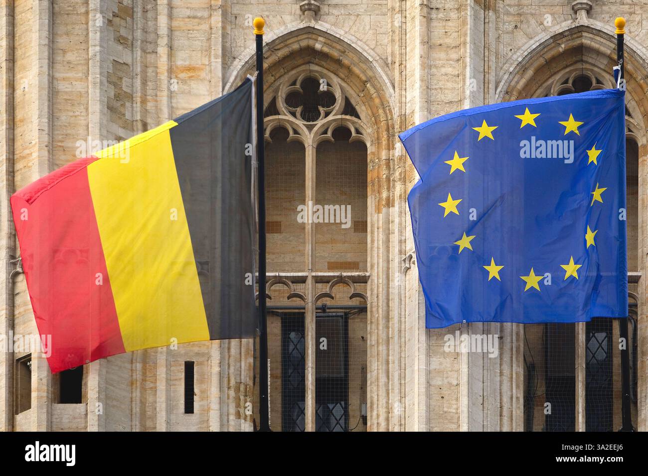 Belgische Nationalflagge und europäische Flagge vor dem barocken Rathaus, Belgien, Brüssel Stockfoto
