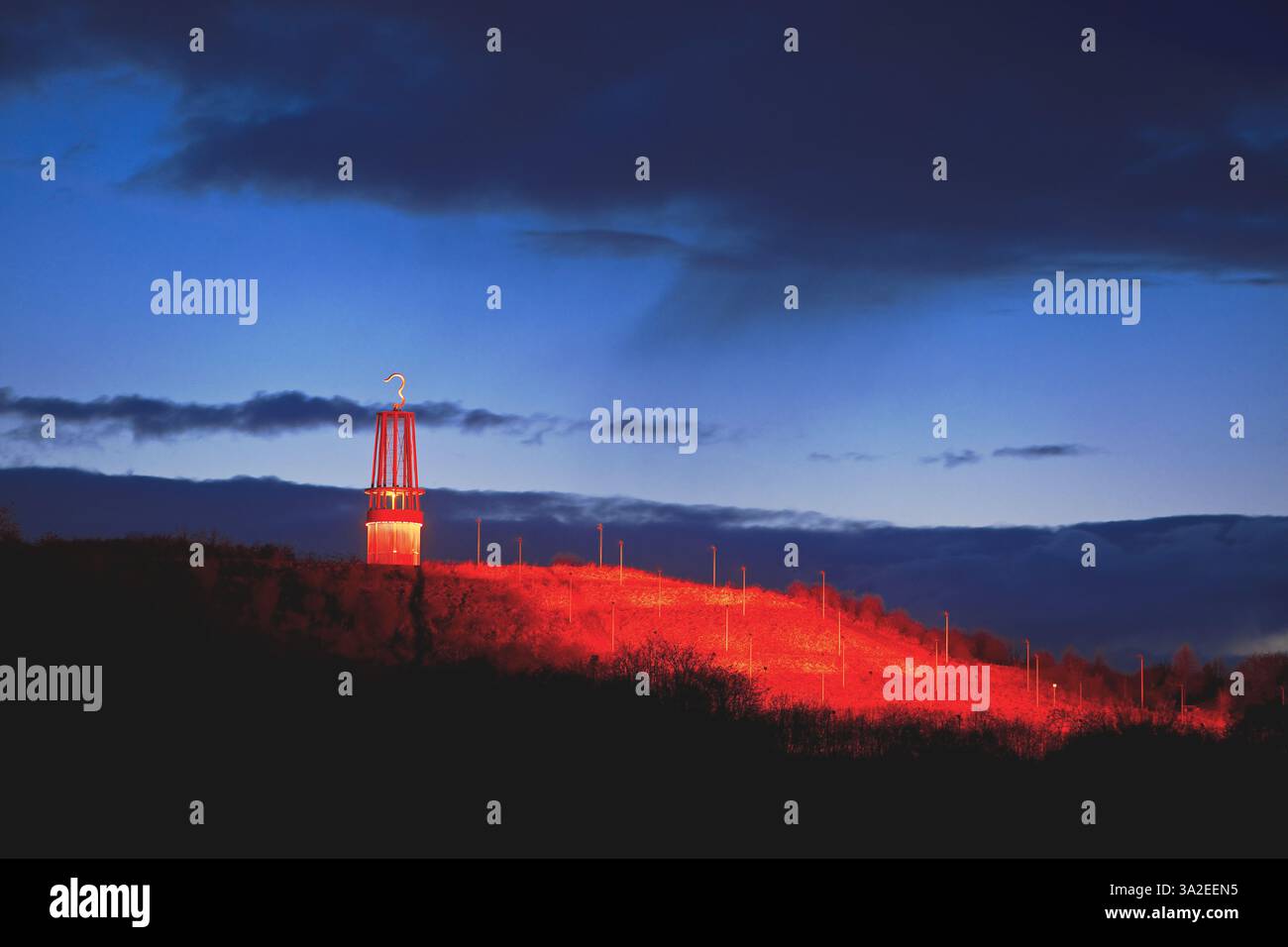 Geleucht (Skulptur in Form einer pi-Lampe), bei Nacht mit rot beleuchteter Rheinpreussen-Verderbnisspitze, Deutschland, Nordrhein-Westfalen, Moers Stockfoto