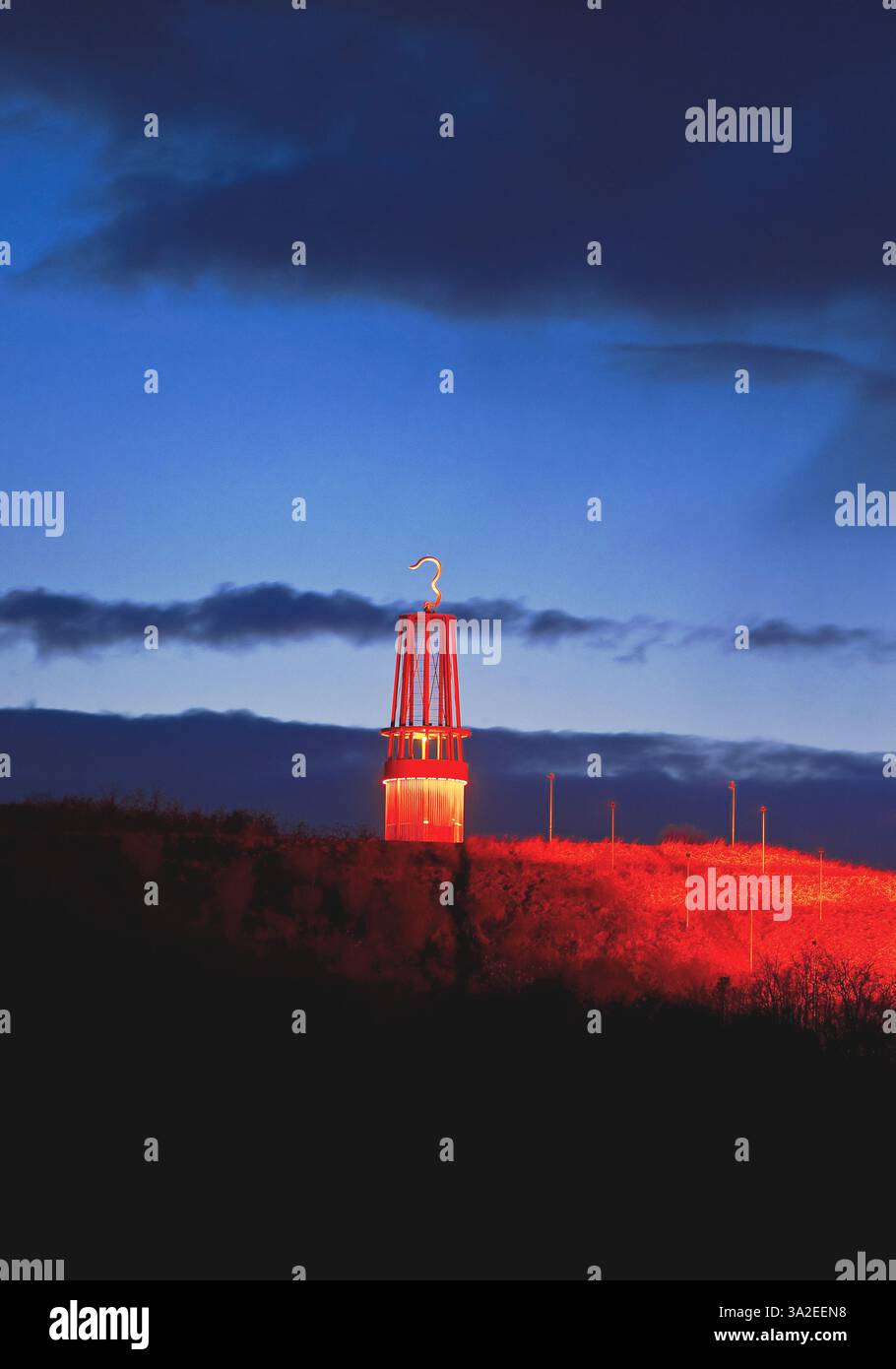 Geleucht (Skulptur in Form einer pi-Lampe), bei Nacht mit rot beleuchteter Rheinpreussen-Verderbnisspitze, Deutschland, Nordrhein-Westfalen, Moers Stockfoto