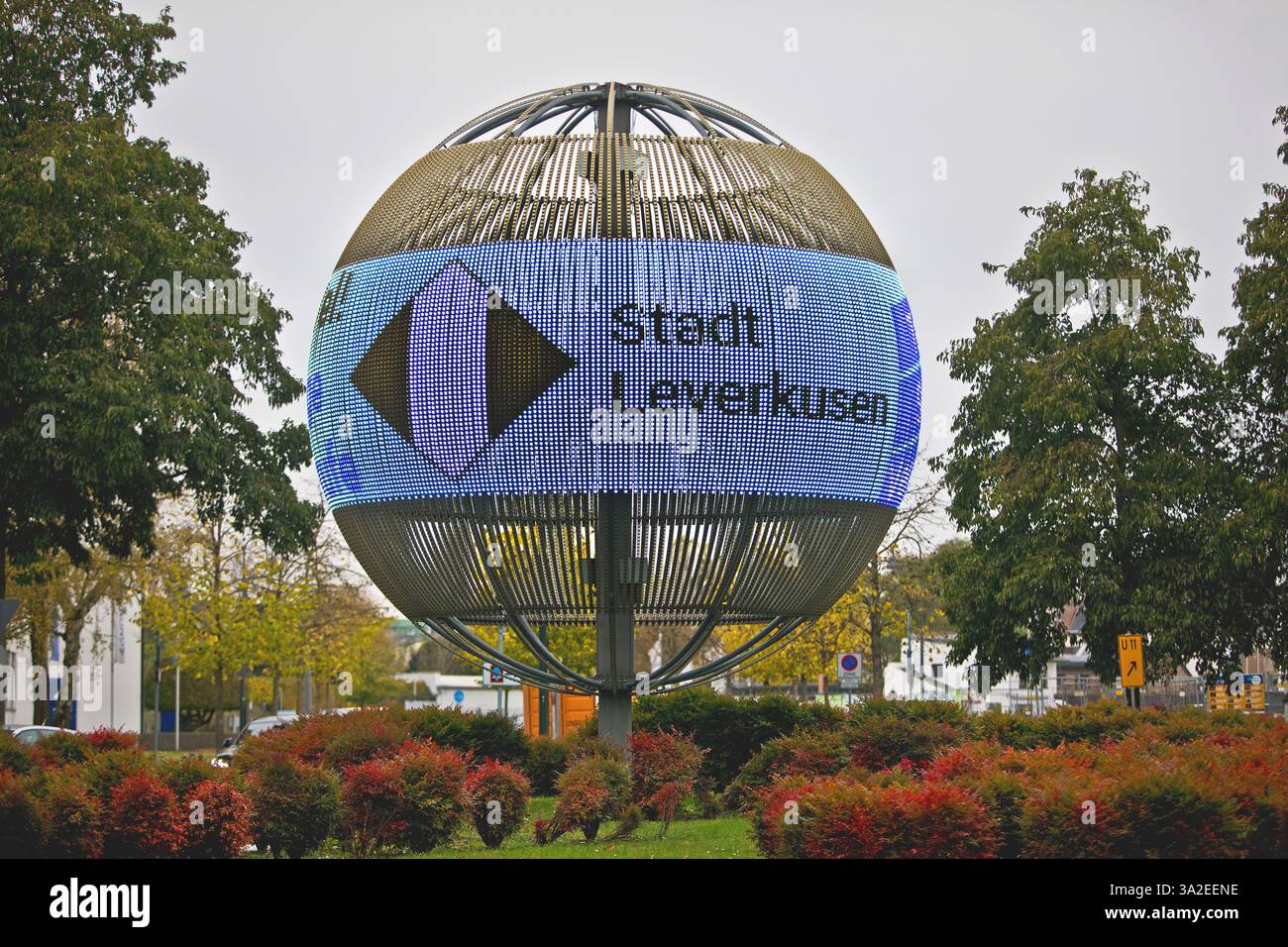 LeverKugel am Ludwig-Erhard-Platz, eine LED-Leuchtkugel zur Anzeige von Information und Werbung, Deutschland, Nordrhein-Westfalen, Stockfoto