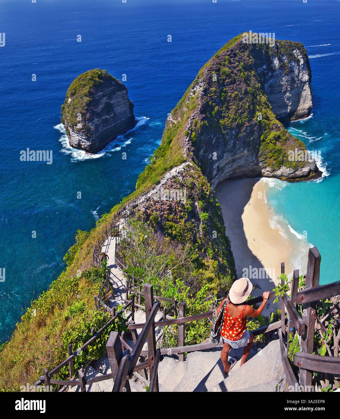 Frau, die auf die Halbinsel und Kelingking Beach, Indonesien, Bali, Nusa Penida absteigt Stockfoto