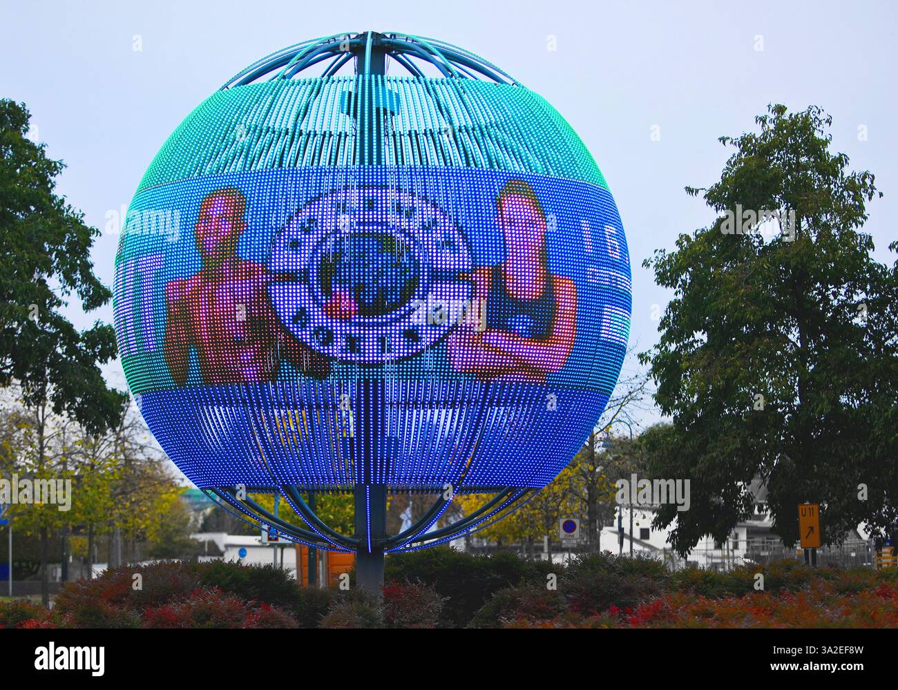 LeverKugel am Ludwig-Erhard-Platz, eine LED-Leuchtkugel zur Anzeige von Information und Werbung, Deutschland, Nordrhein-Westfalen, Stockfoto