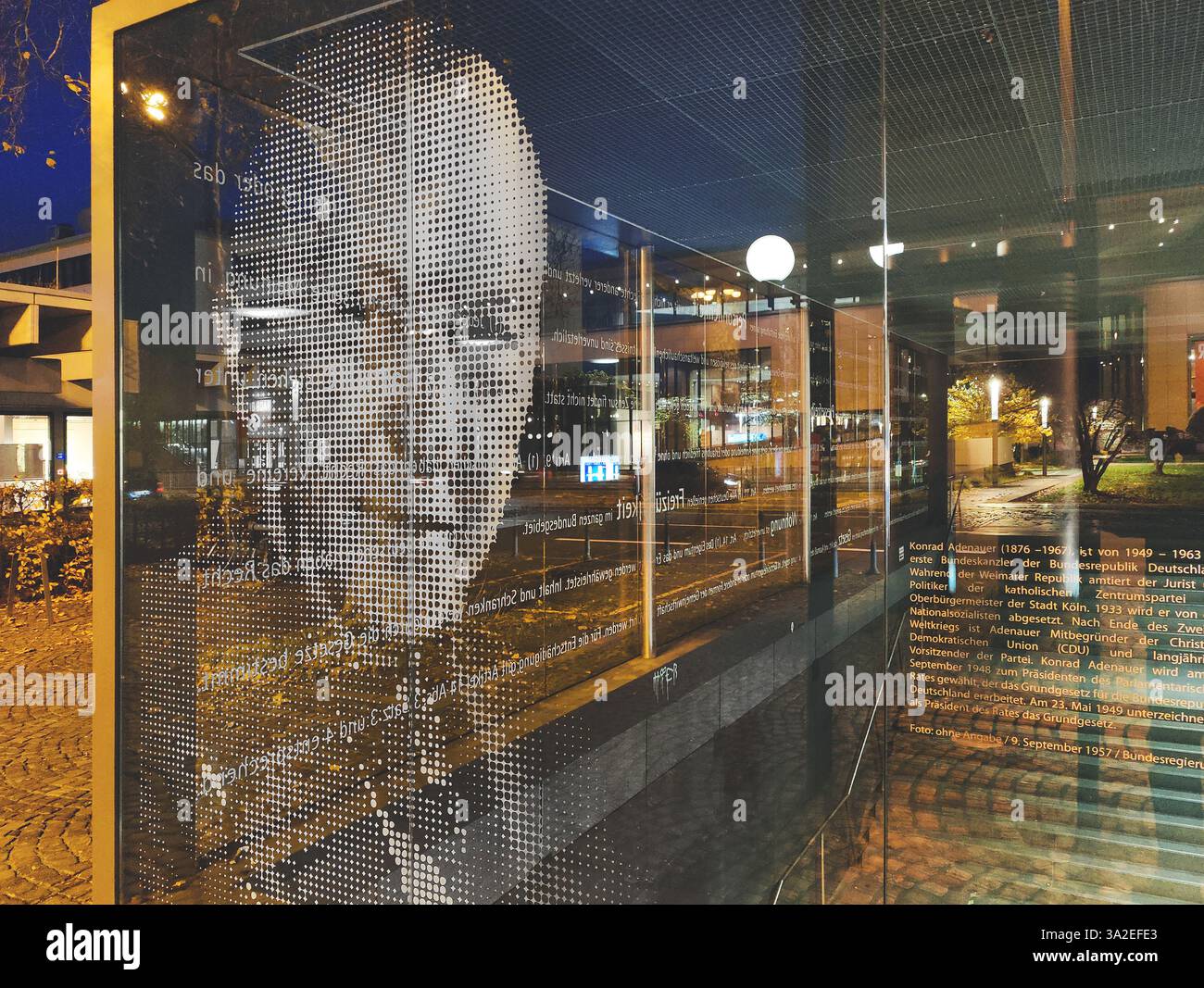 Porträt von Konrad Adenauer auf der Glasscheibe an der unterirdischen Ausfahrt Heussallee und Museumsmeile, Deutschland, Nordrhein-Westfalen, Bonn Stockfoto