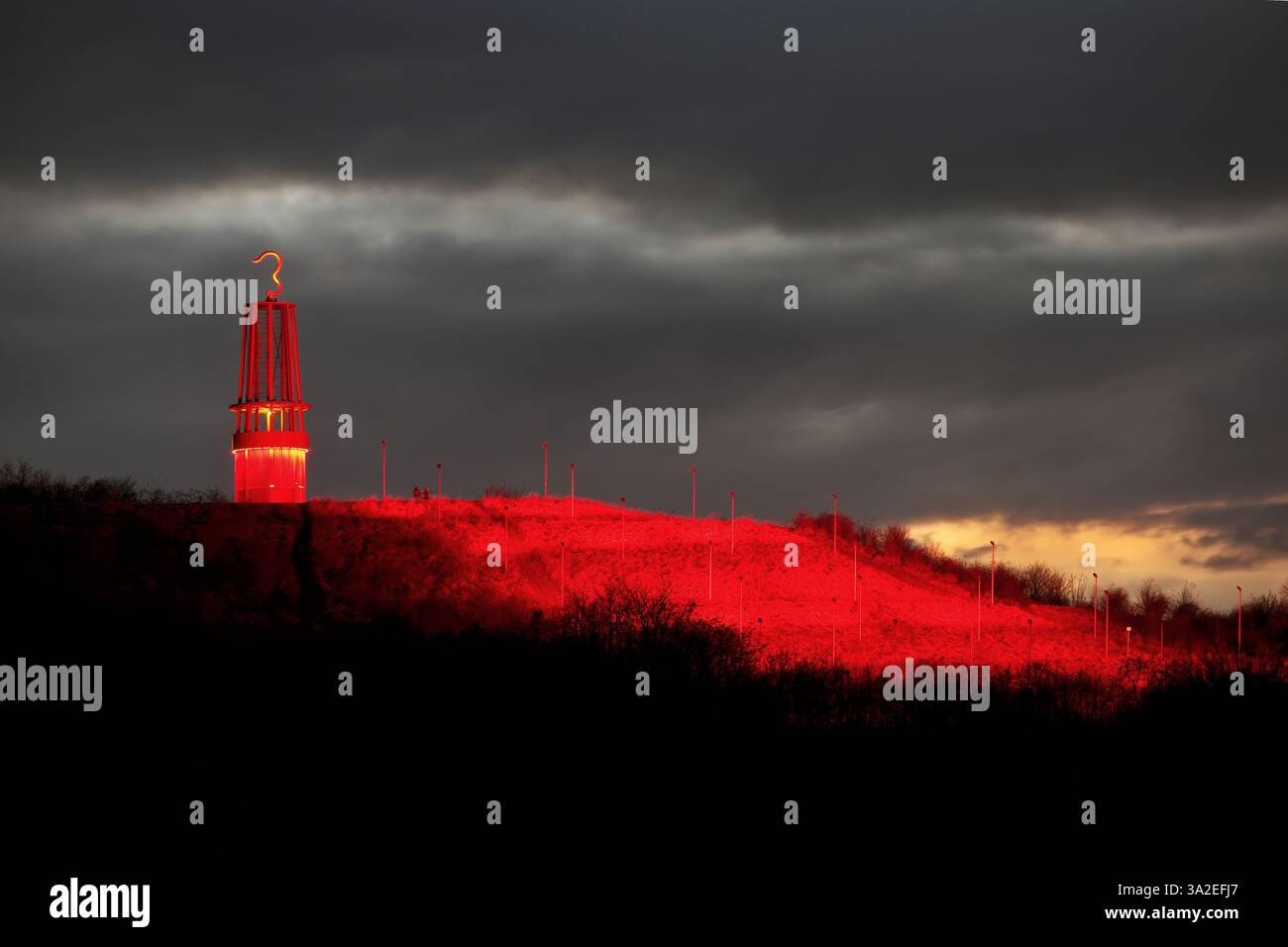 Geleucht (Skulptur in Form einer pi-Lampe), bei Nacht mit rot beleuchteter Rheinpreussen-Verderbnisspitze, Deutschland, Nordrhein-Westfalen, Moers Stockfoto