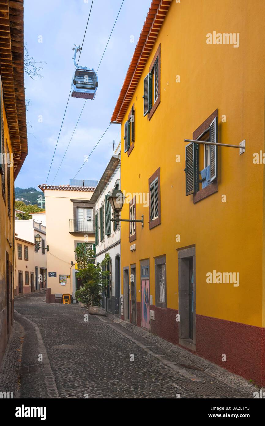 Gondeln der Teleferico-Seilbahn über der Altstadt, Portugal, Madeira, Funchal Stockfoto