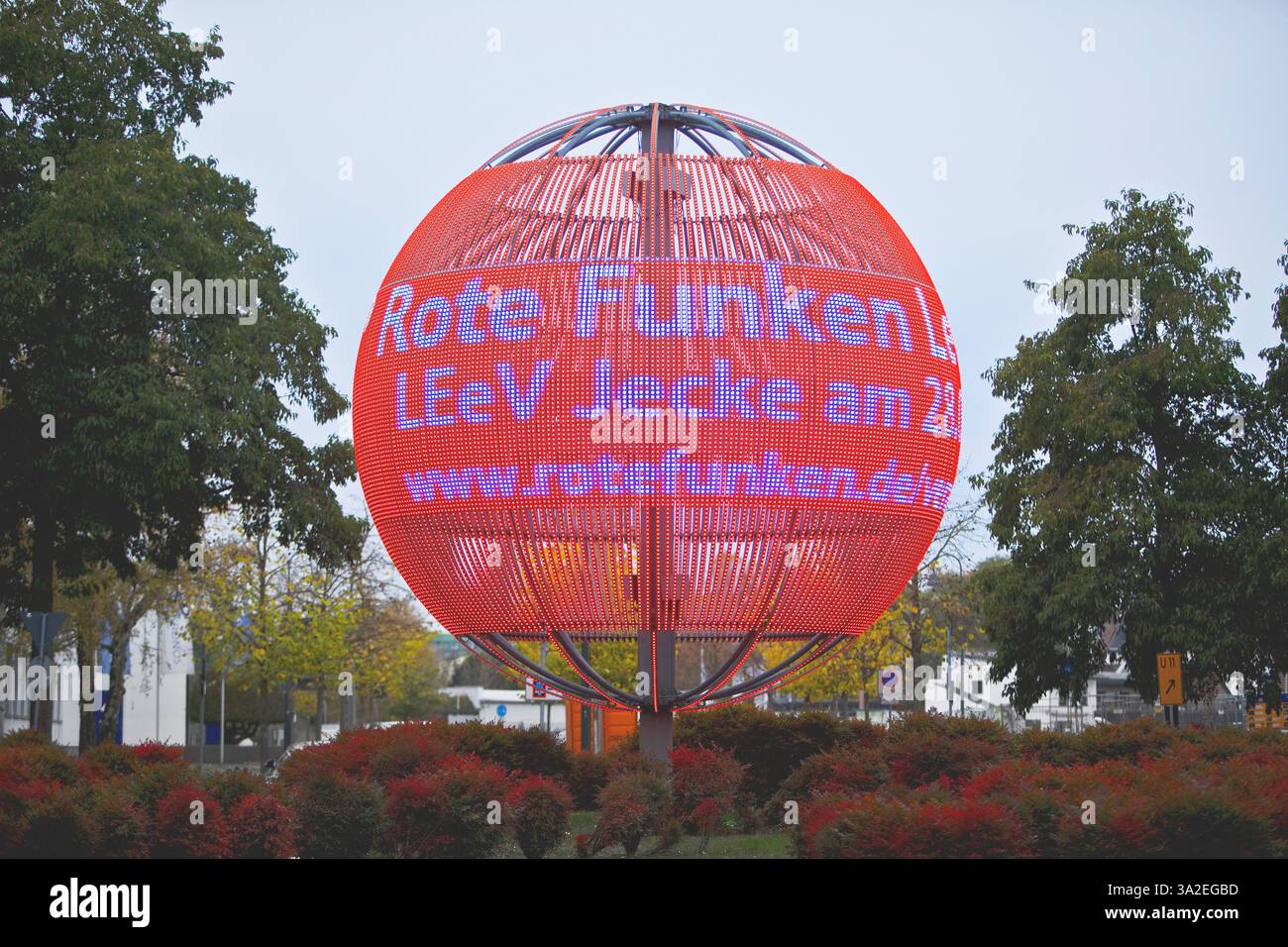 LeverKugel am Ludwig-Erhard-Platz, eine LED-Leuchtkugel zur Anzeige von Information und Werbung, Deutschland, Nordrhein-Westfalen, Stockfoto