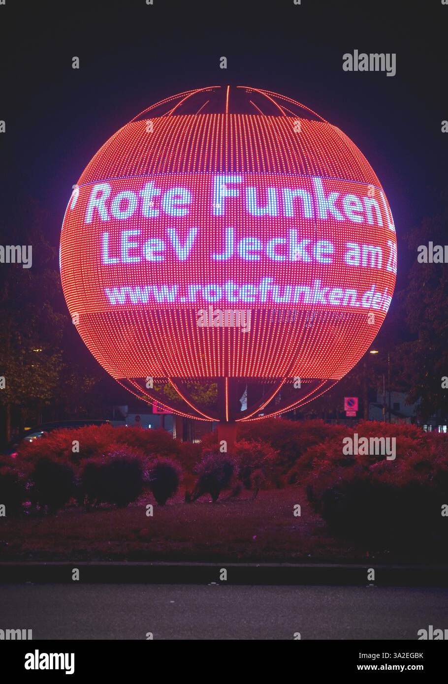 LeverKugel am Ludwig-Erhard-Platz, eine LED-Leuchtkugel zur Anzeige von Information und Werbung, Deutschland, Nordrhein-Westfalen, Stockfoto