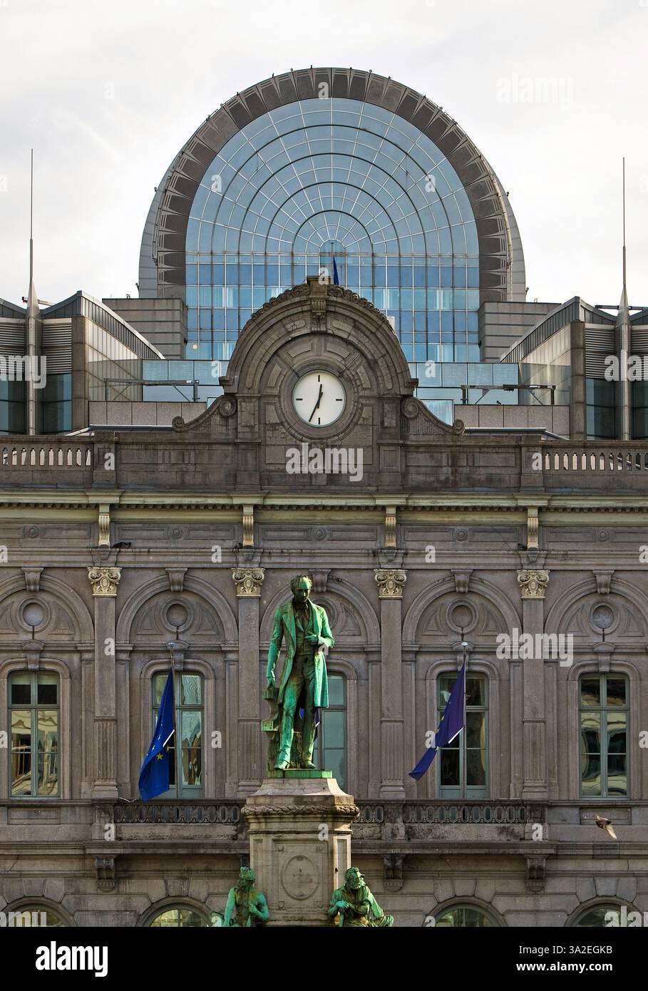 Der alte Bahnhof Brüssel-Luxemburg mit dem John Cockerill-Denkmal vor dem Europäischen Parlament, Luxemburg-Platz, Belgien, Brüssel Stockfoto