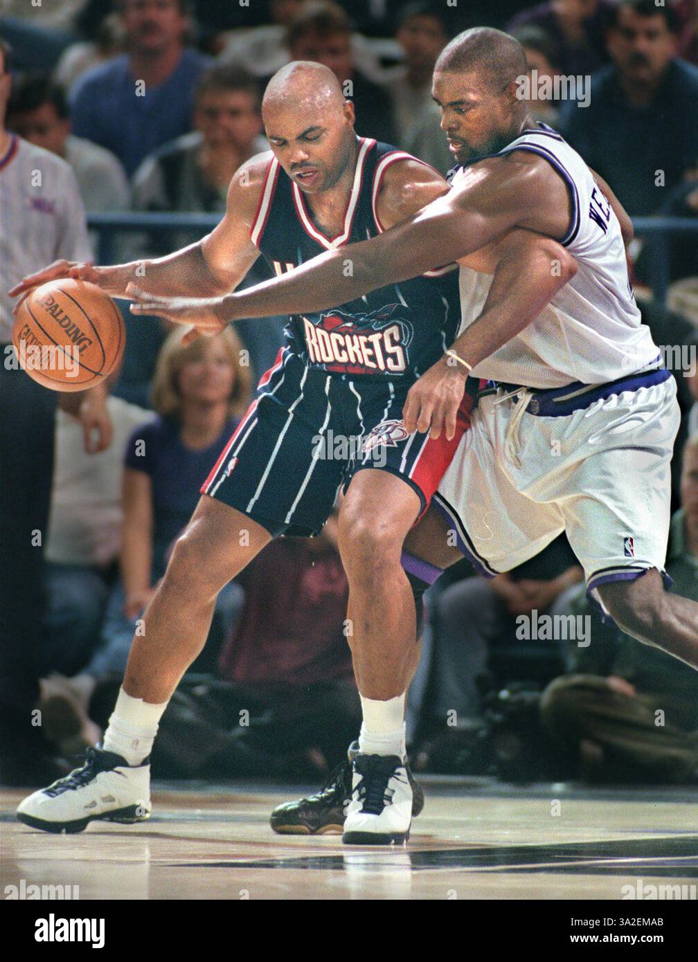Charles Barkley cq, links, macht seinen patentierten Barkley Bump, um Chris Webber cq, rechts, während des vierten Viertels des King's Spiels gegen die Houston Rockets in der Arco Arena am Sonntag, den 21. November 1999 zu verteidigen. (Vermerk: © Sacramento Bee/ZUMAPRESS.com) Stockfoto