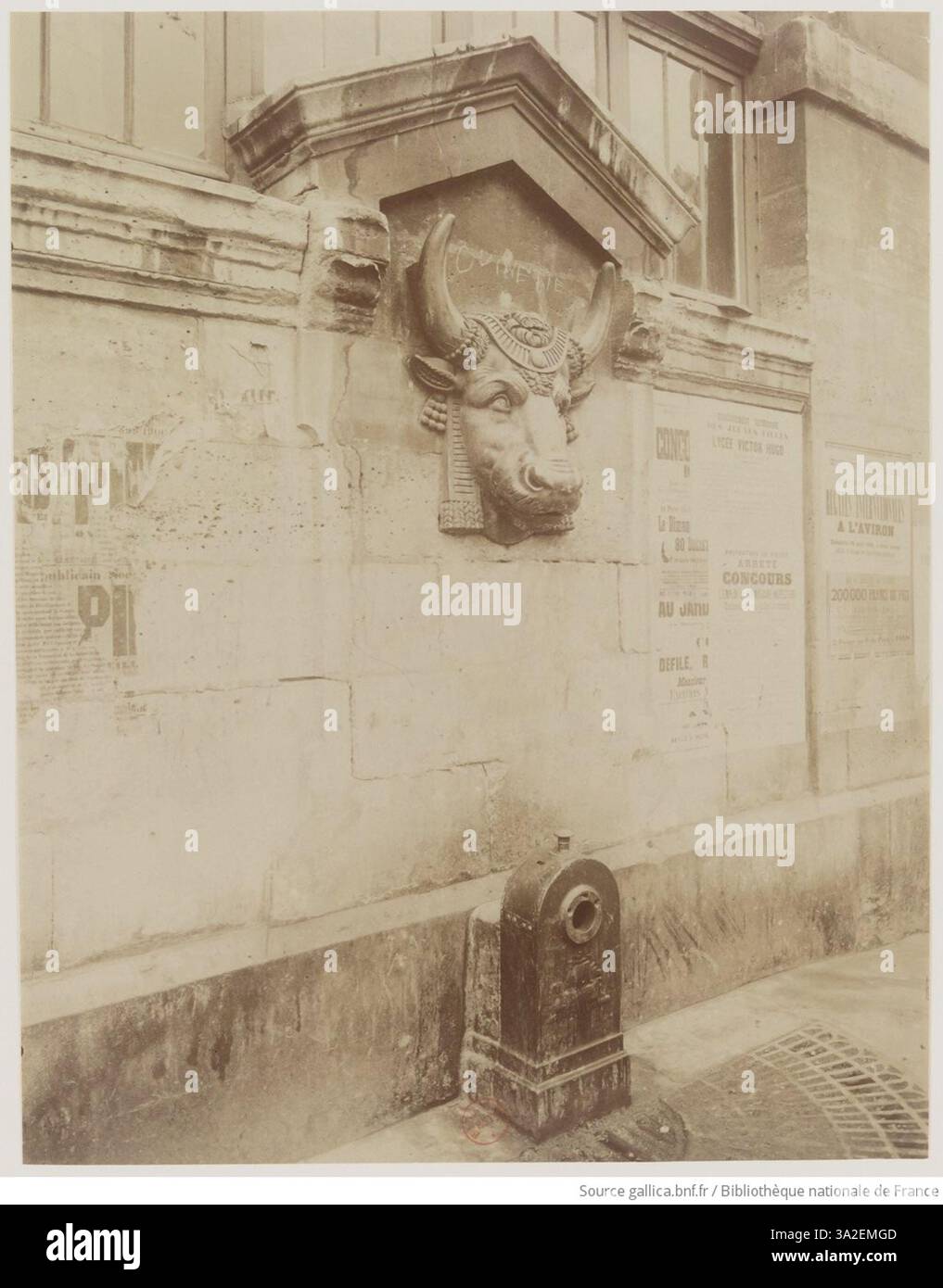 Dieses Foto von Eugène Atget zeigt die Fontaine de la Tête de Bœuf in der Rue des Hospitalières St Gervais, Paris. Das Bild hebt das Design des Brunnens hervor, ein wichtiges öffentliches Denkmal in der Stadt. Stockfoto